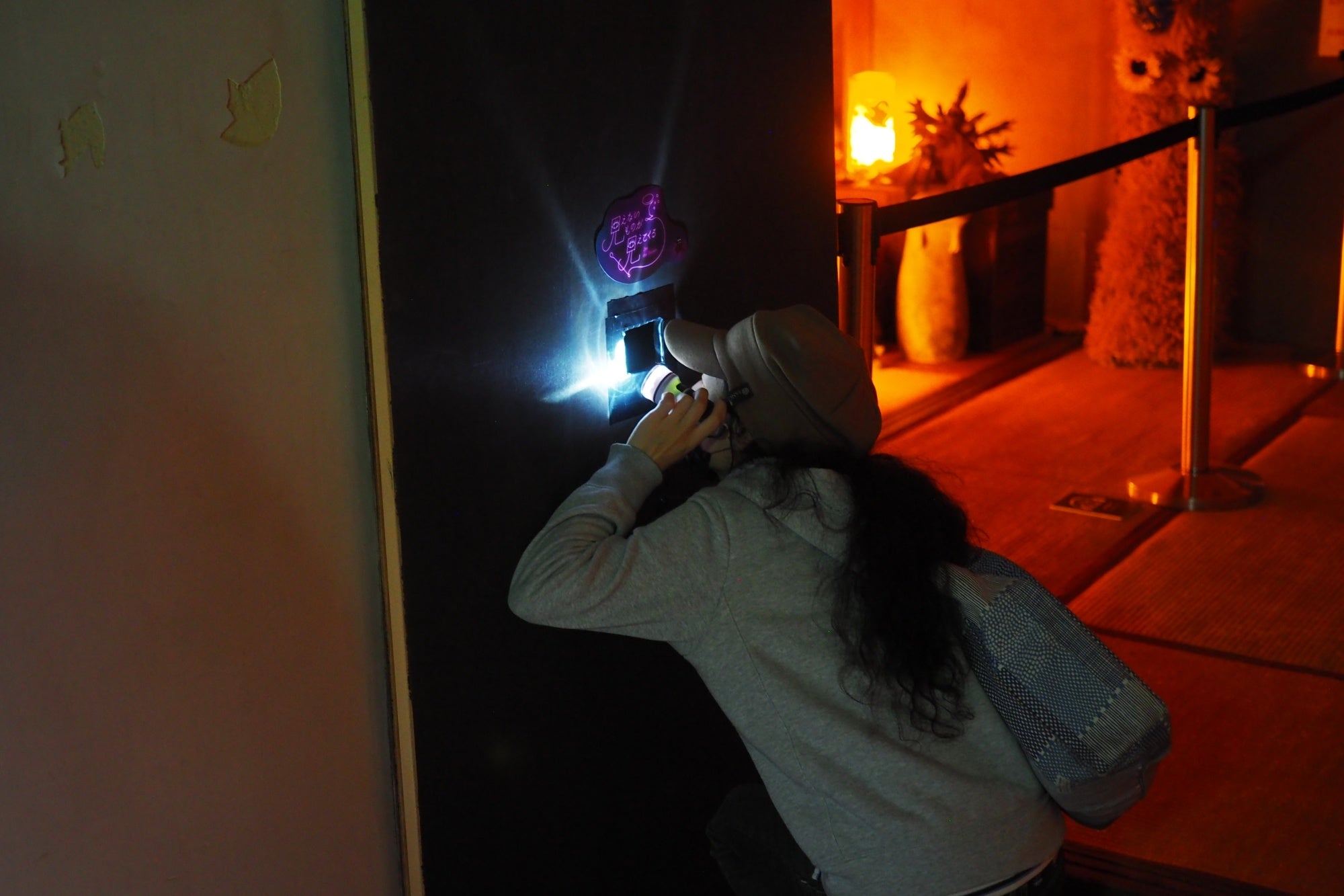 懐中電灯を片手に全4館をめぐり鑑賞いただきます。