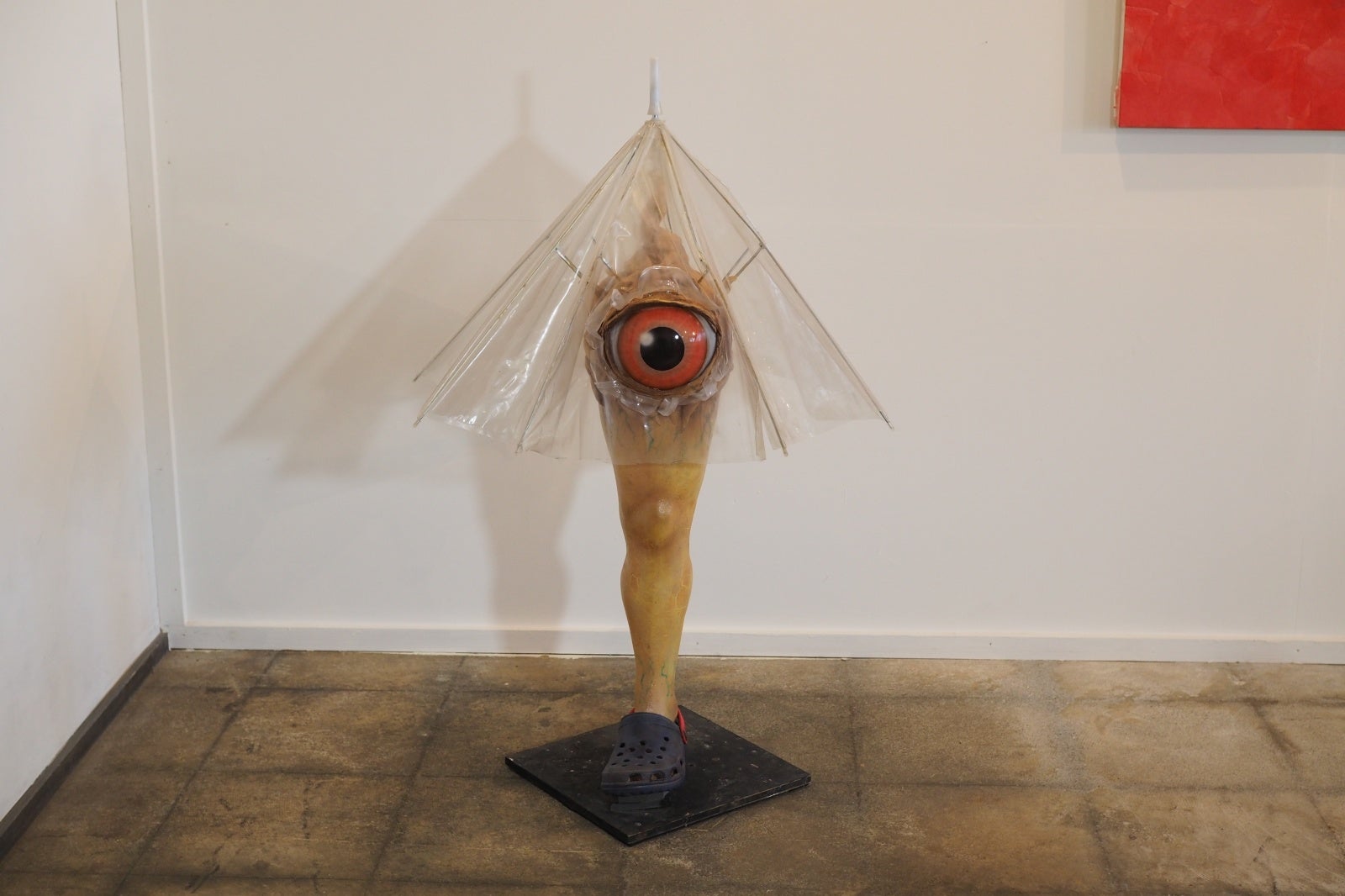 過剰な廃棄ゴミに警鐘を鳴らす「傘おばけ」