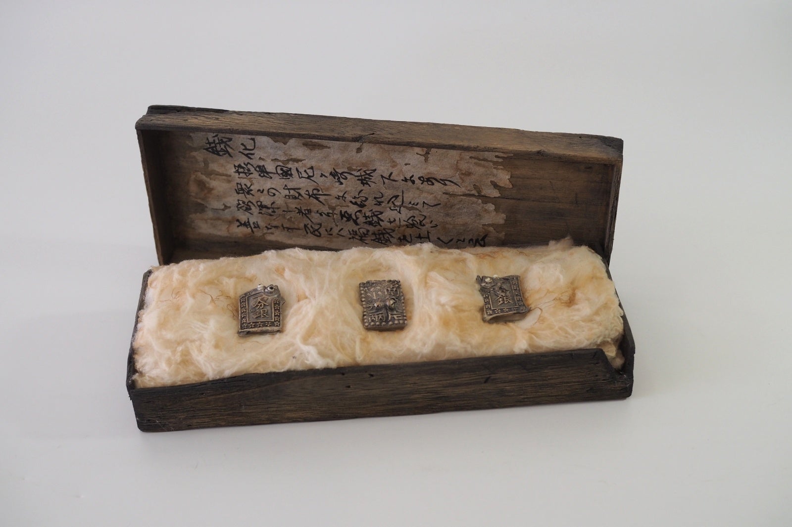 悪行をなす貪欲な者の財布から銭を喰い尽し、貧しく善良な民の財布に銭を撒いていく「銭化」