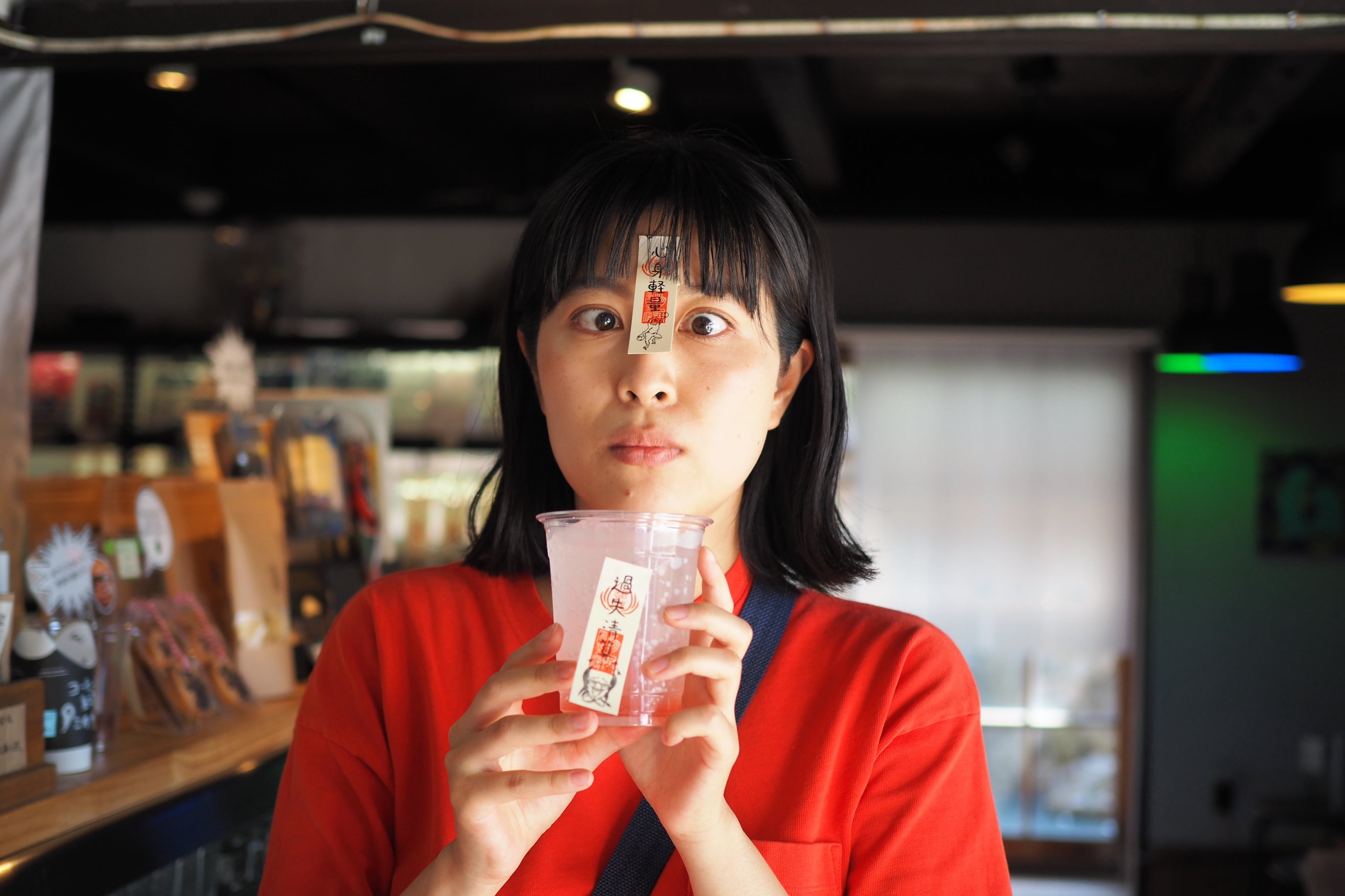 貼って遊べる「お札シール」つきドリンクです。