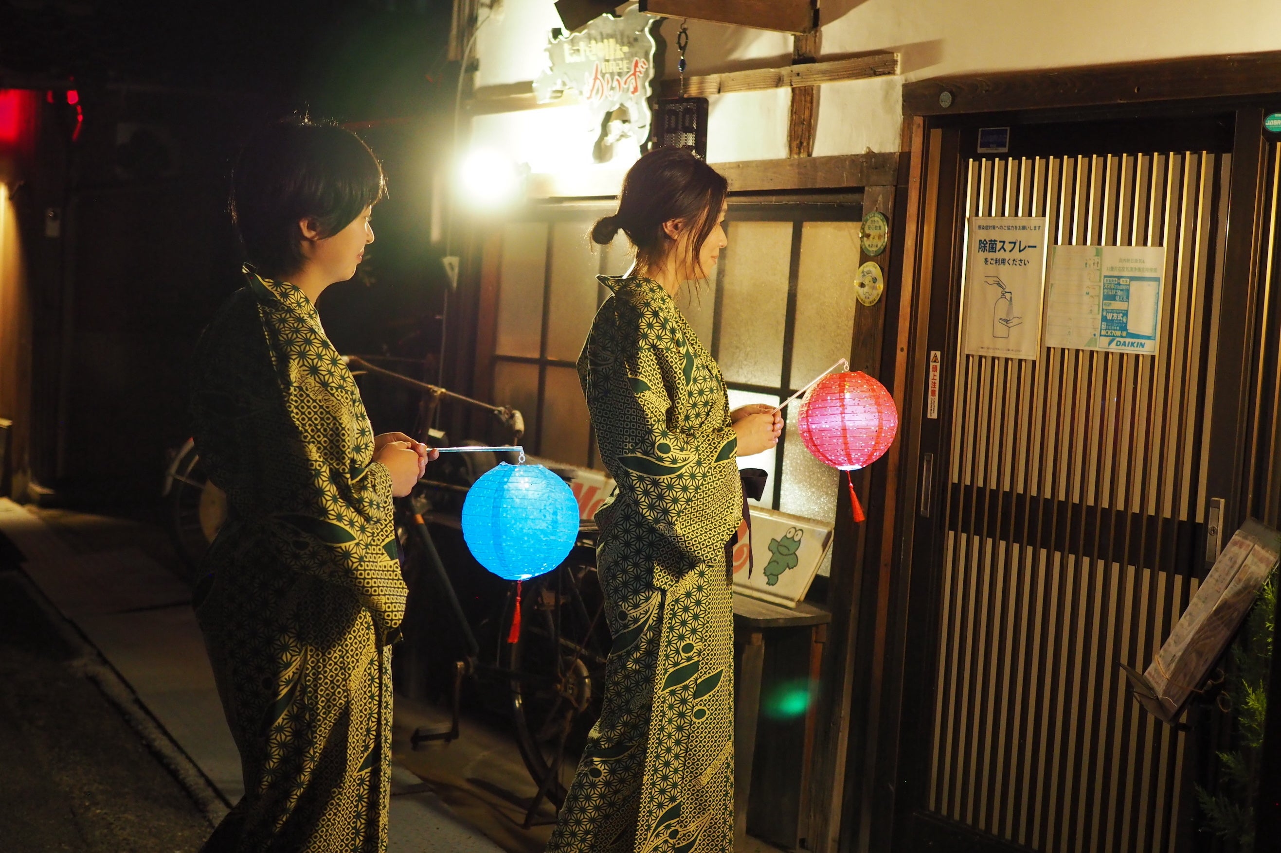 提灯片手に迷路のまちのお店へ