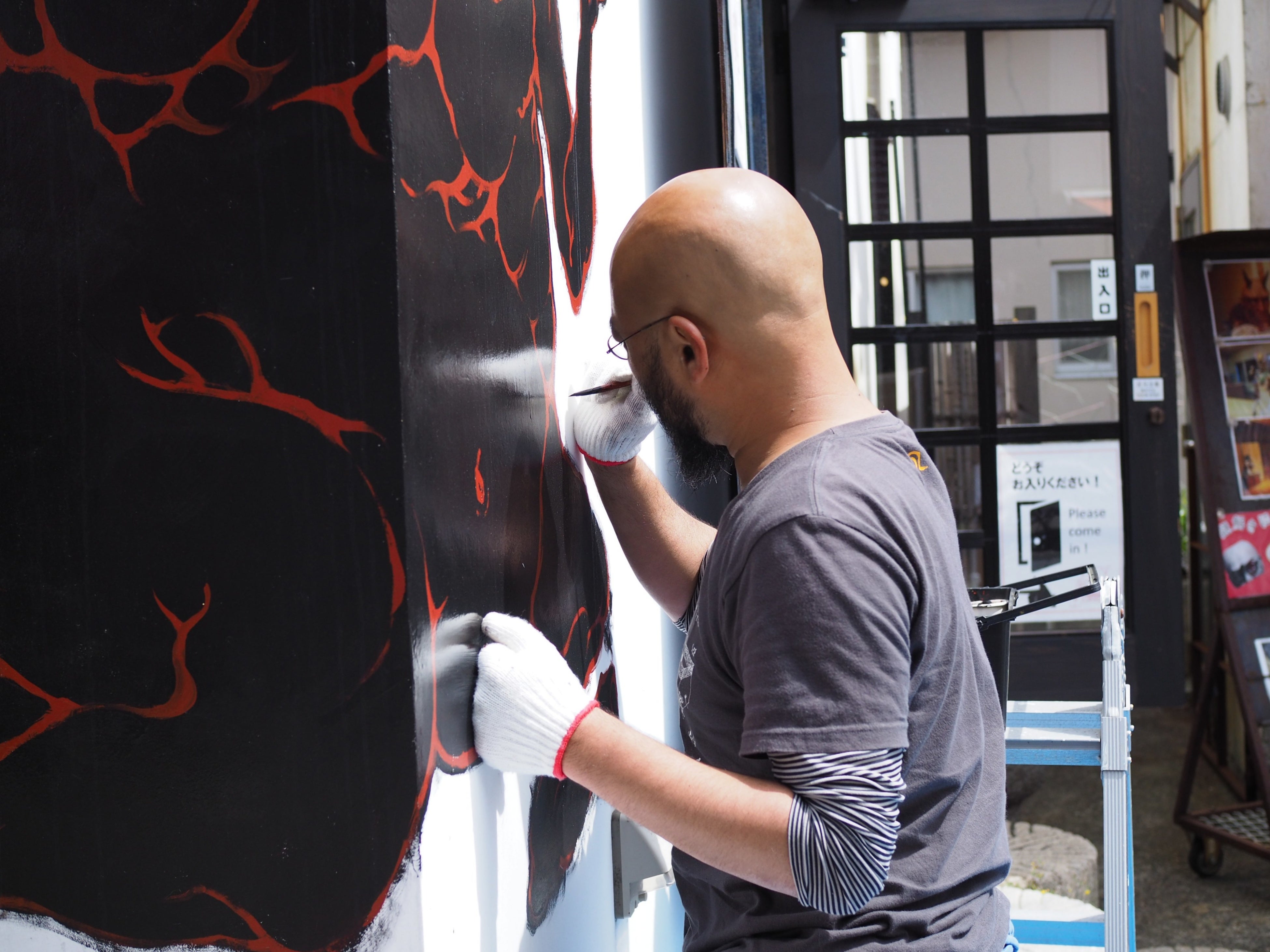 柳生忠平による壁画製作中の様子2