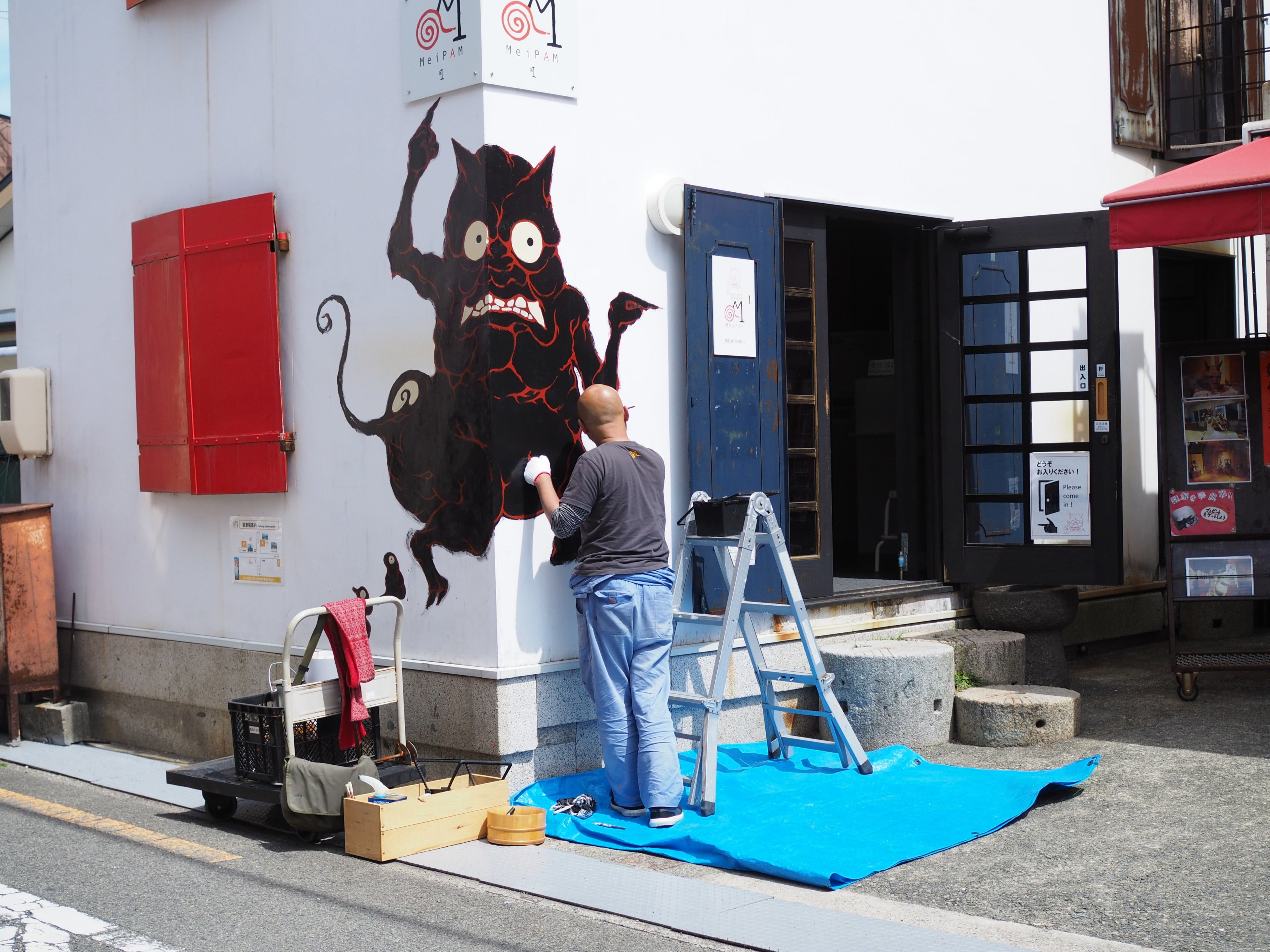 柳生忠平による壁画製作中の様子1