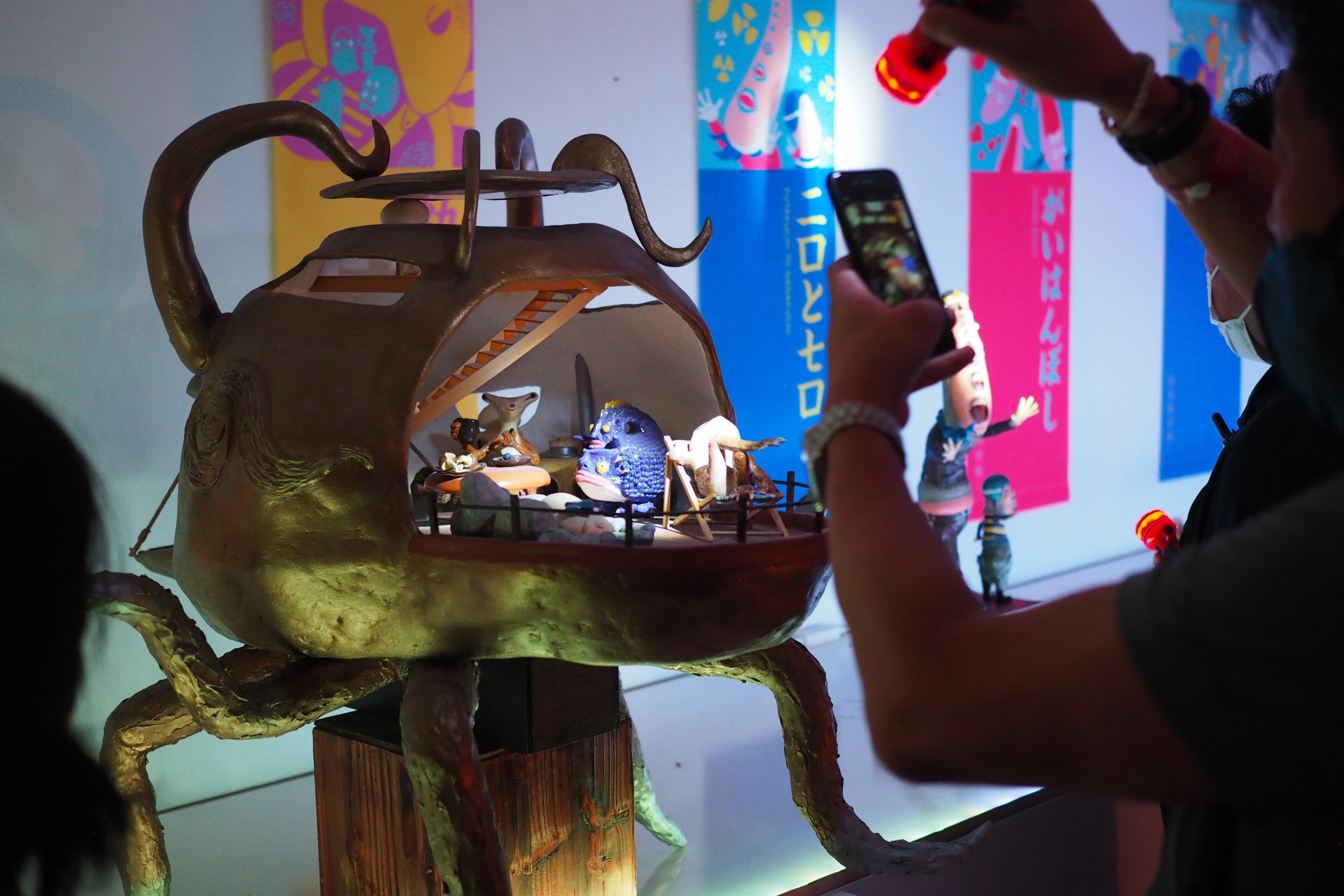 館内は懐中電灯を照らして鑑賞する場所も