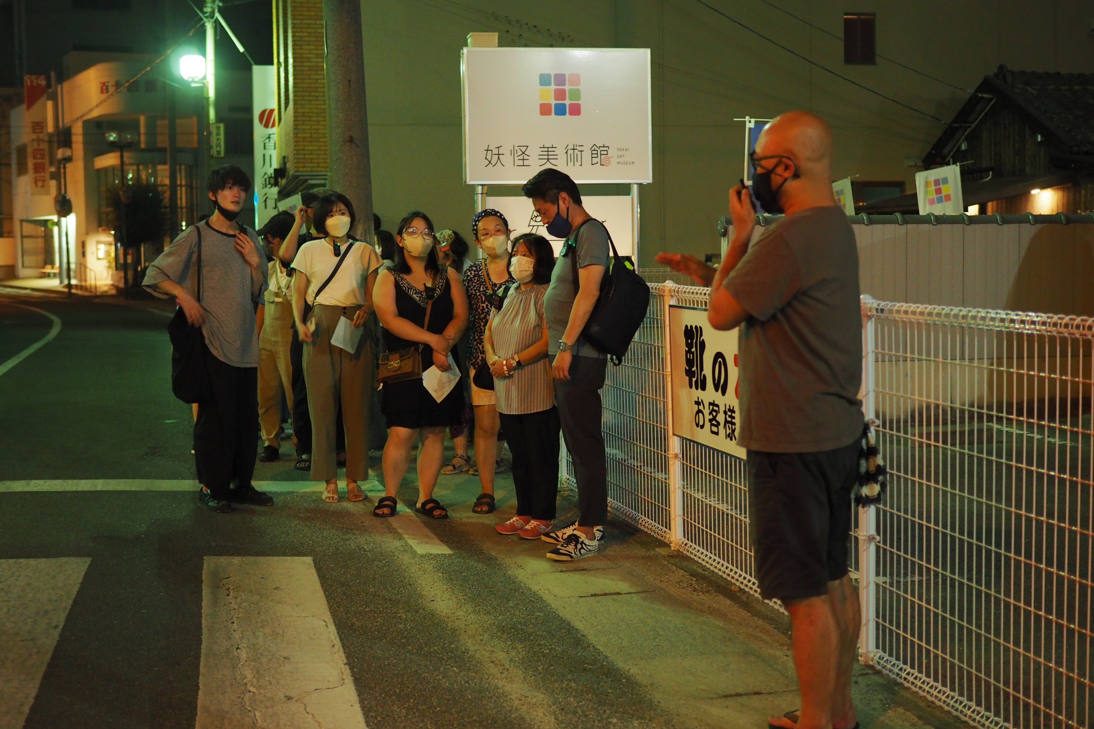 夜の「迷路のまち」の話も交えながら美術館をめぐる