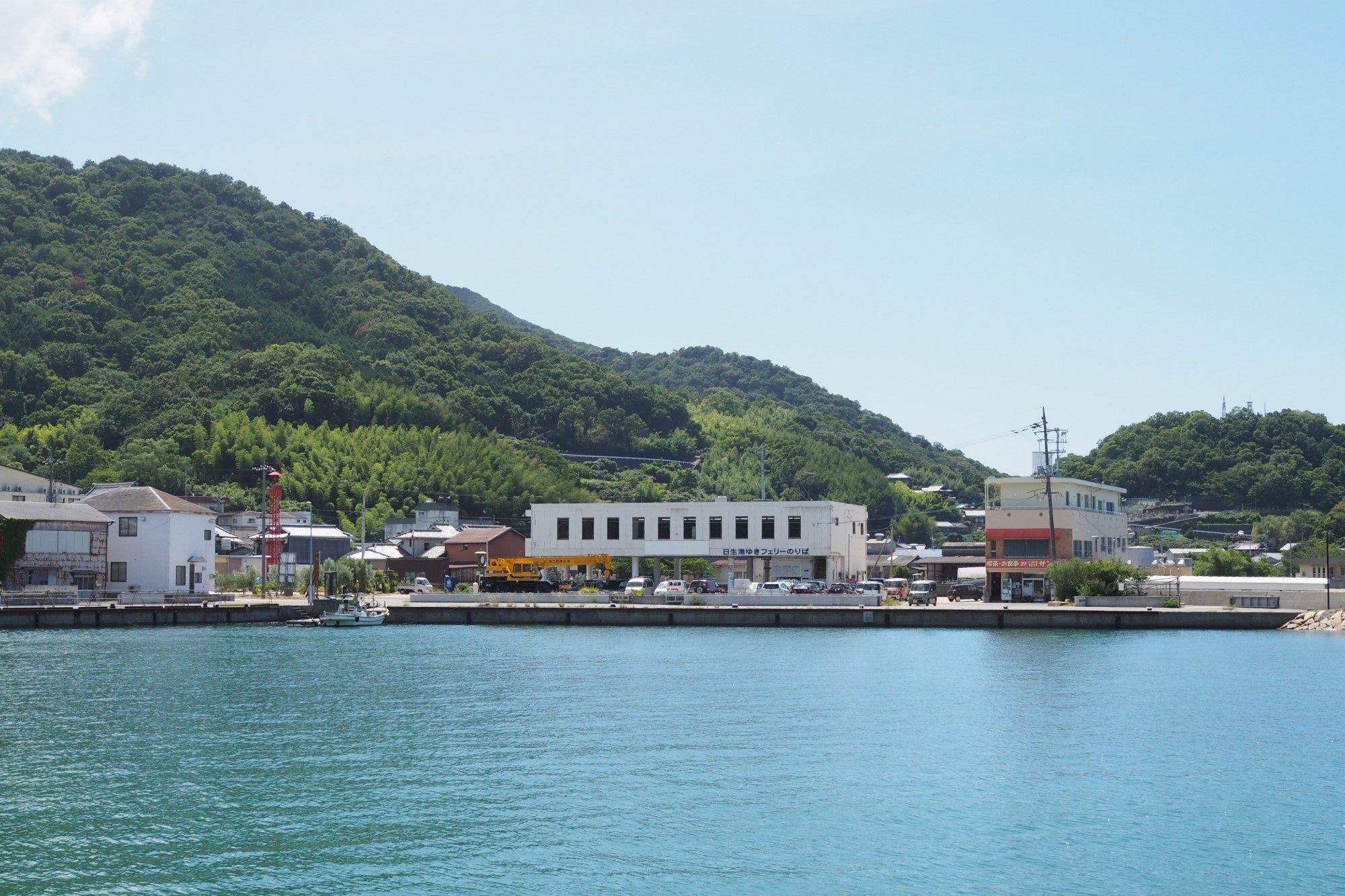 小豆島・大部港。白い建物の2階にギャラリーがオープン