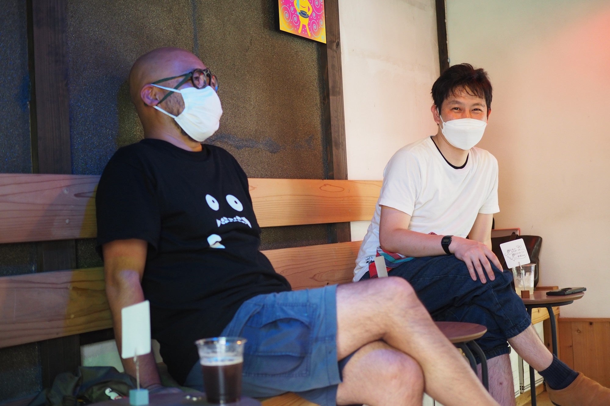 左：妖怪美術館館長の柳生忠平　右：武本大志