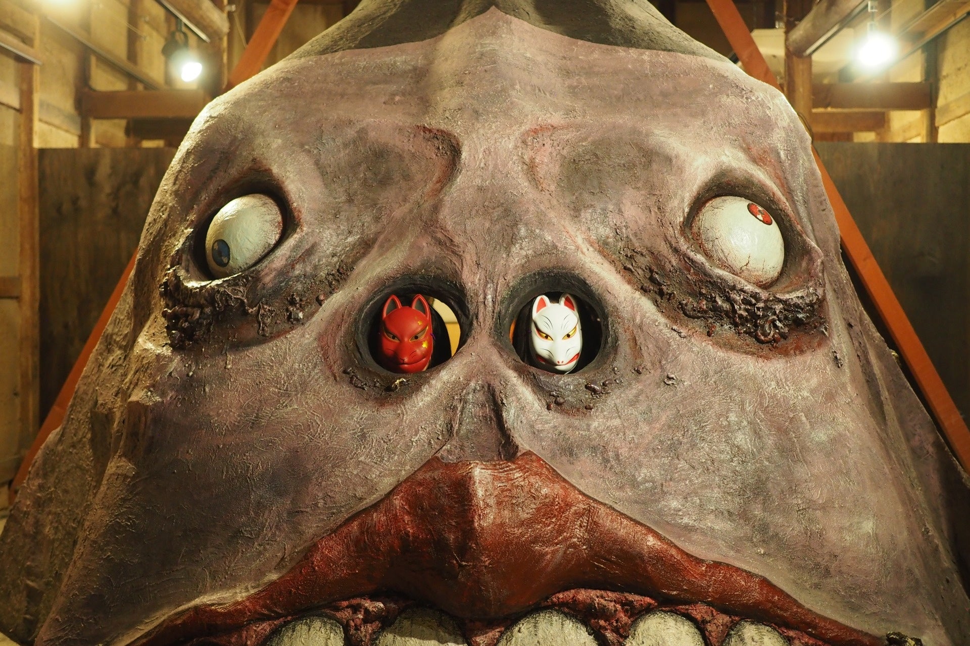 全長4mドデカ妖怪の鼻の穴からこんにちは（妖怪美術館02号館）