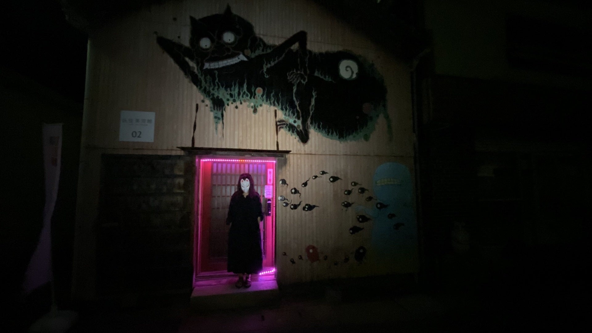 扉を開けると巨大な妖怪が現れます（妖怪美術館02号館）