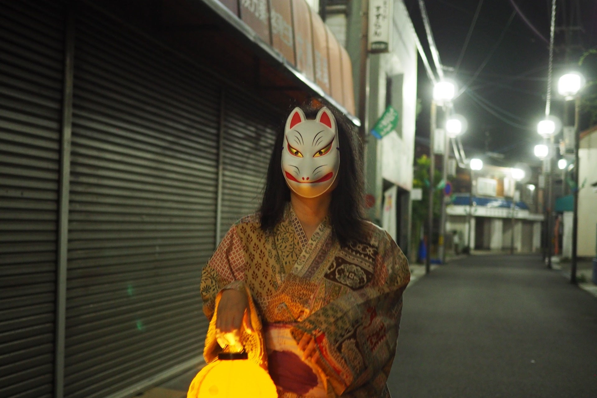 ハロウィン提灯を持って夜の妖怪美術館へ