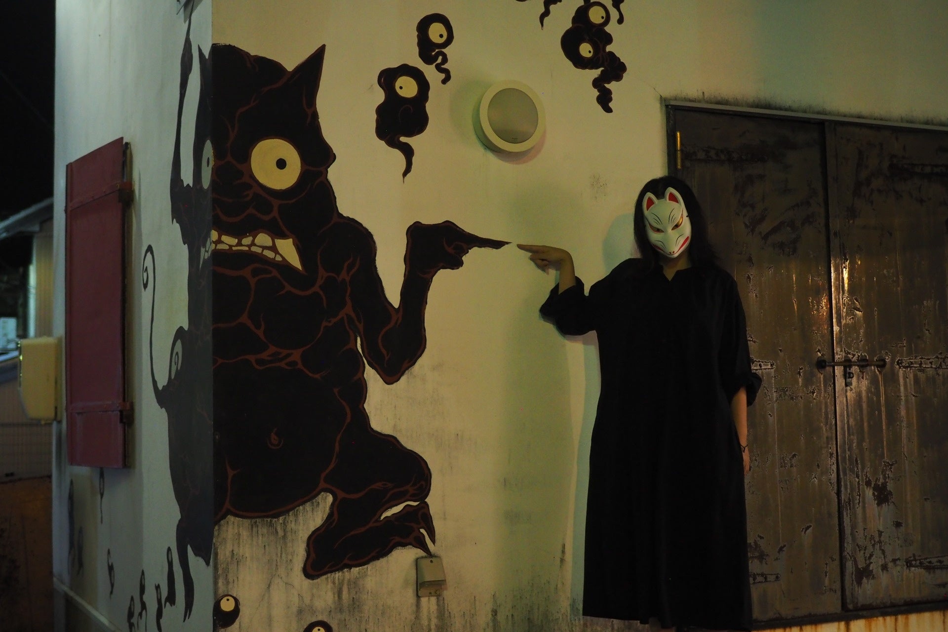 妖怪「みちしるべぇ」の壁画と一緒に（妖怪美術館01号館）