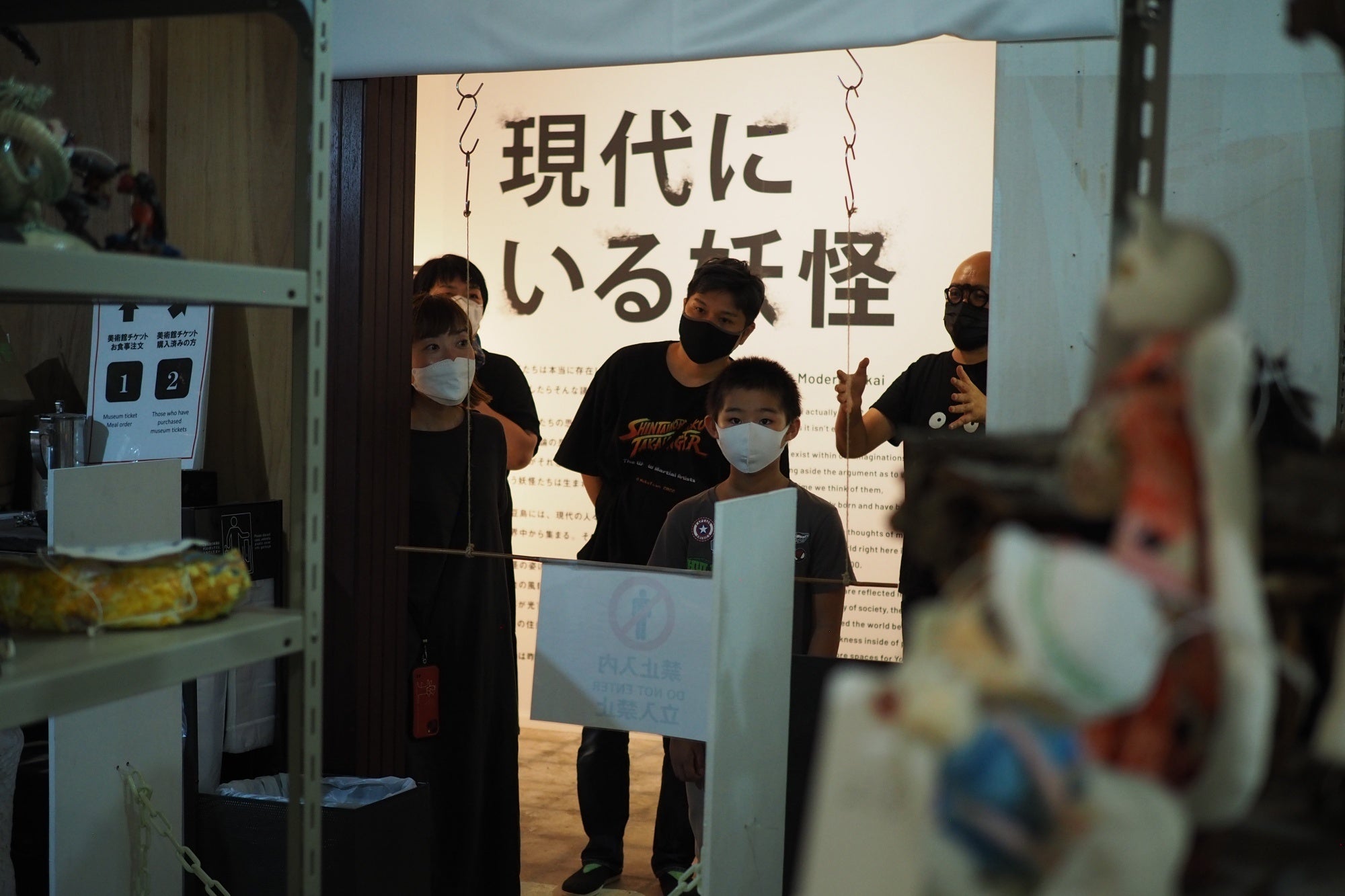 バックヤードにもたくさんの作品が出番を待っています。