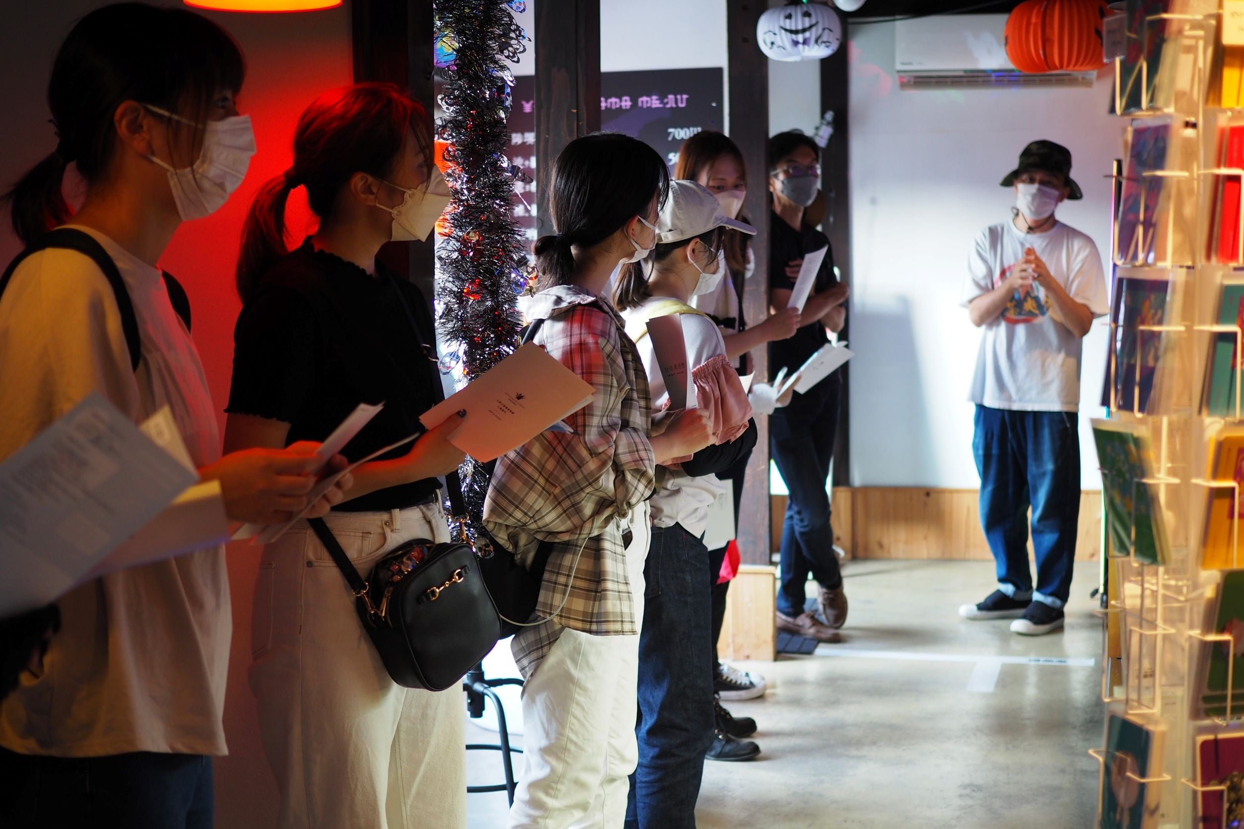 妖怪美術館で説明を聞く学生たち