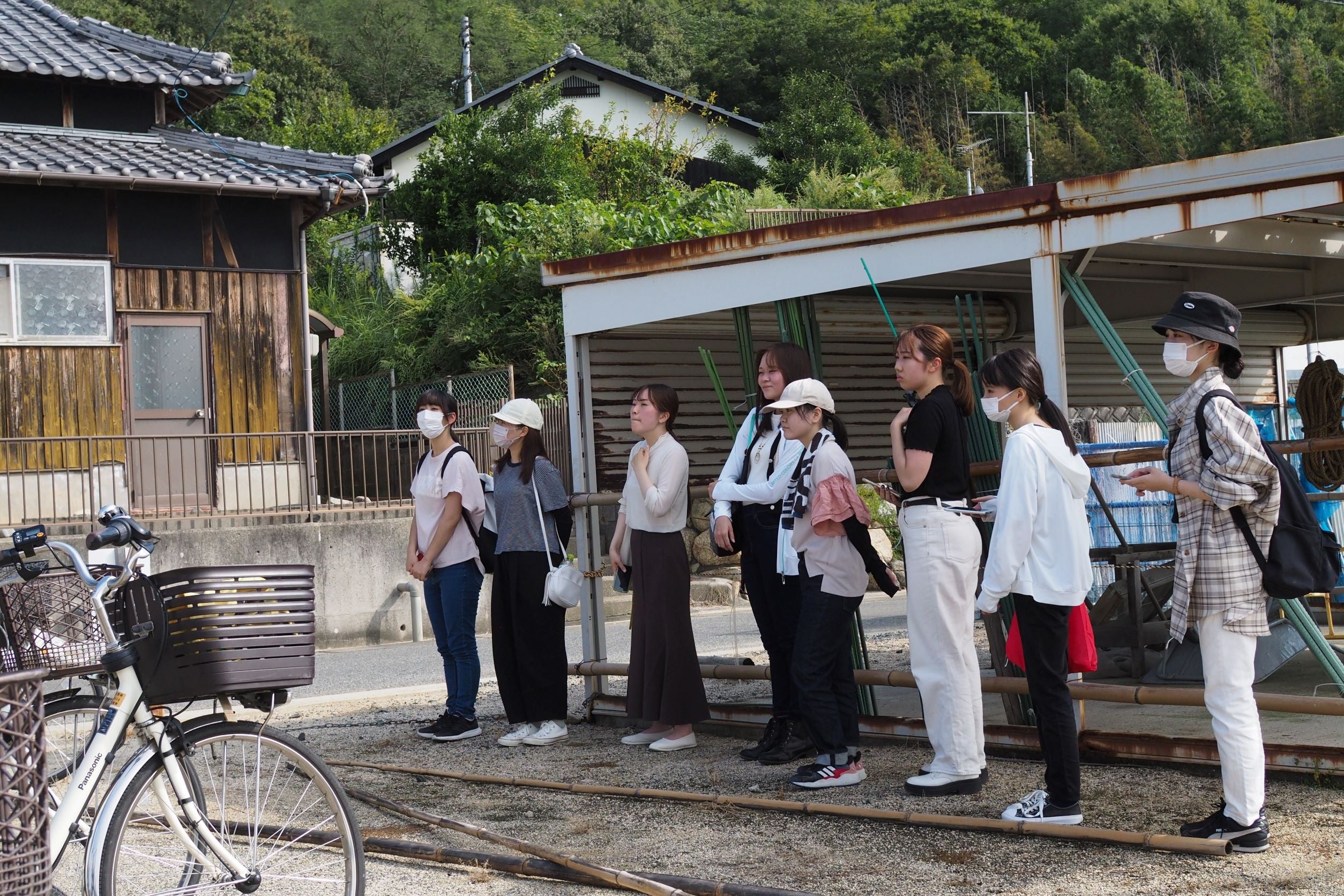 西成典久教授の話しに聞き入る学生たち
