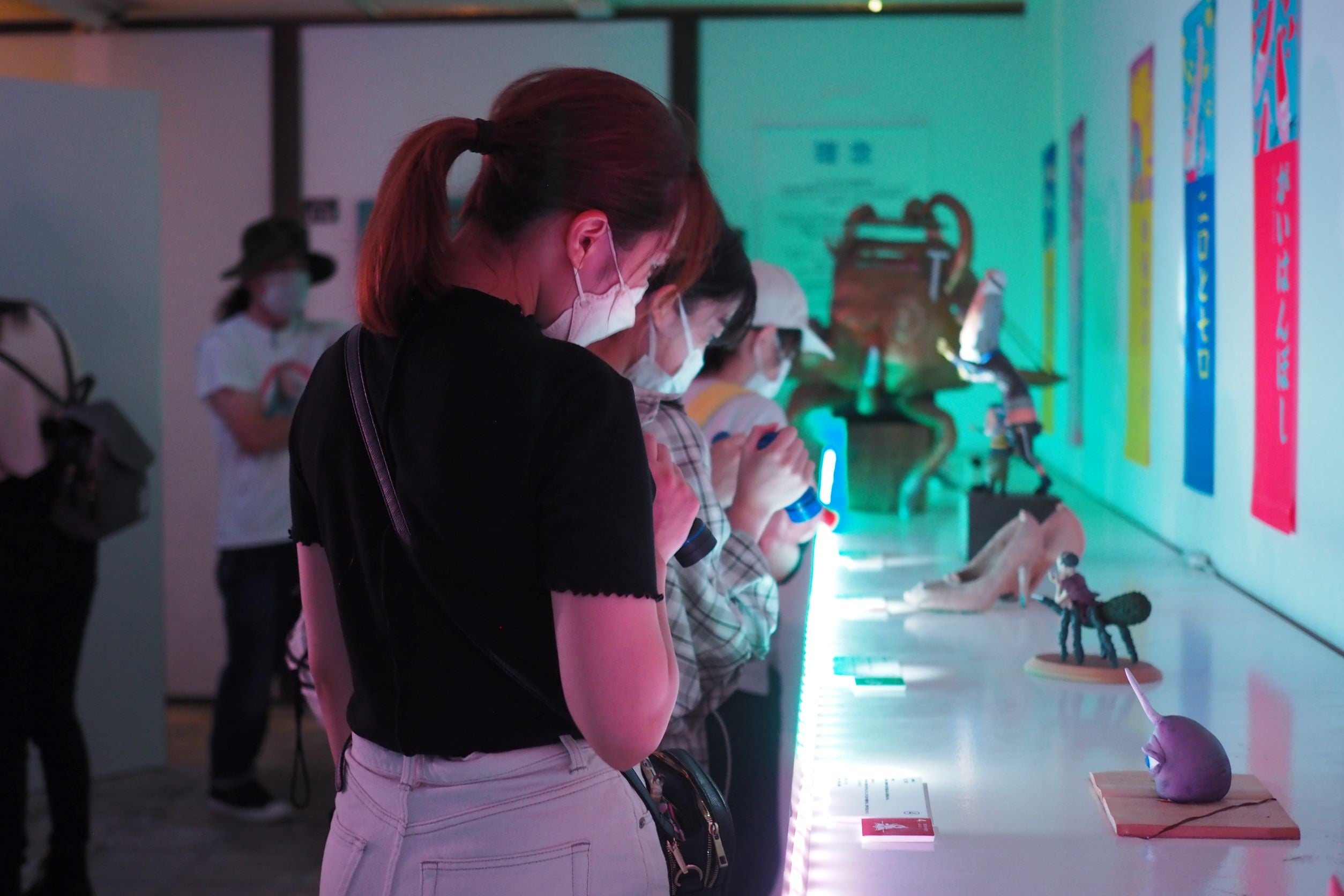 懐中電灯で作品を鑑賞