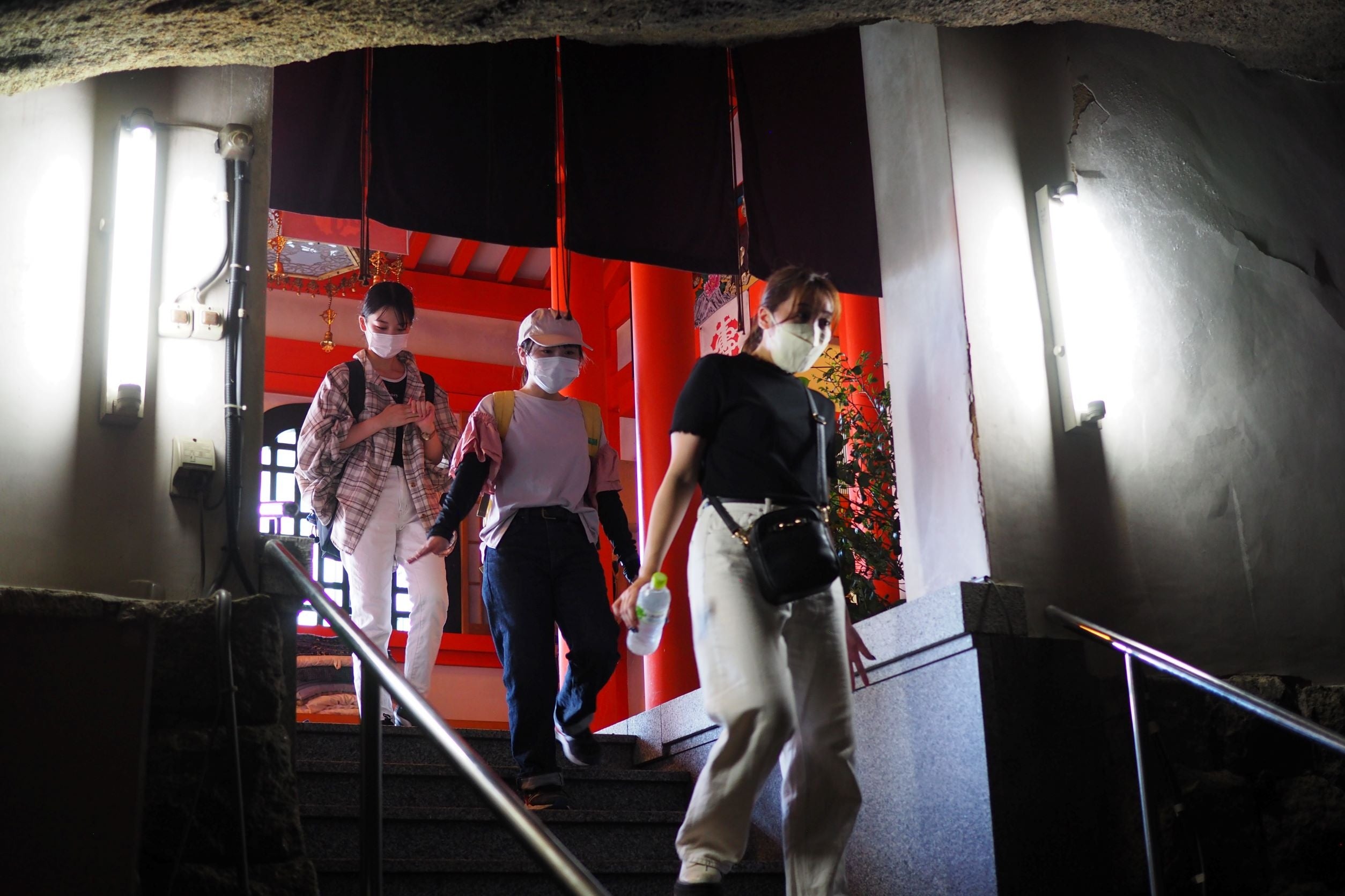 海面よりも低い本堂に降りる学生たち