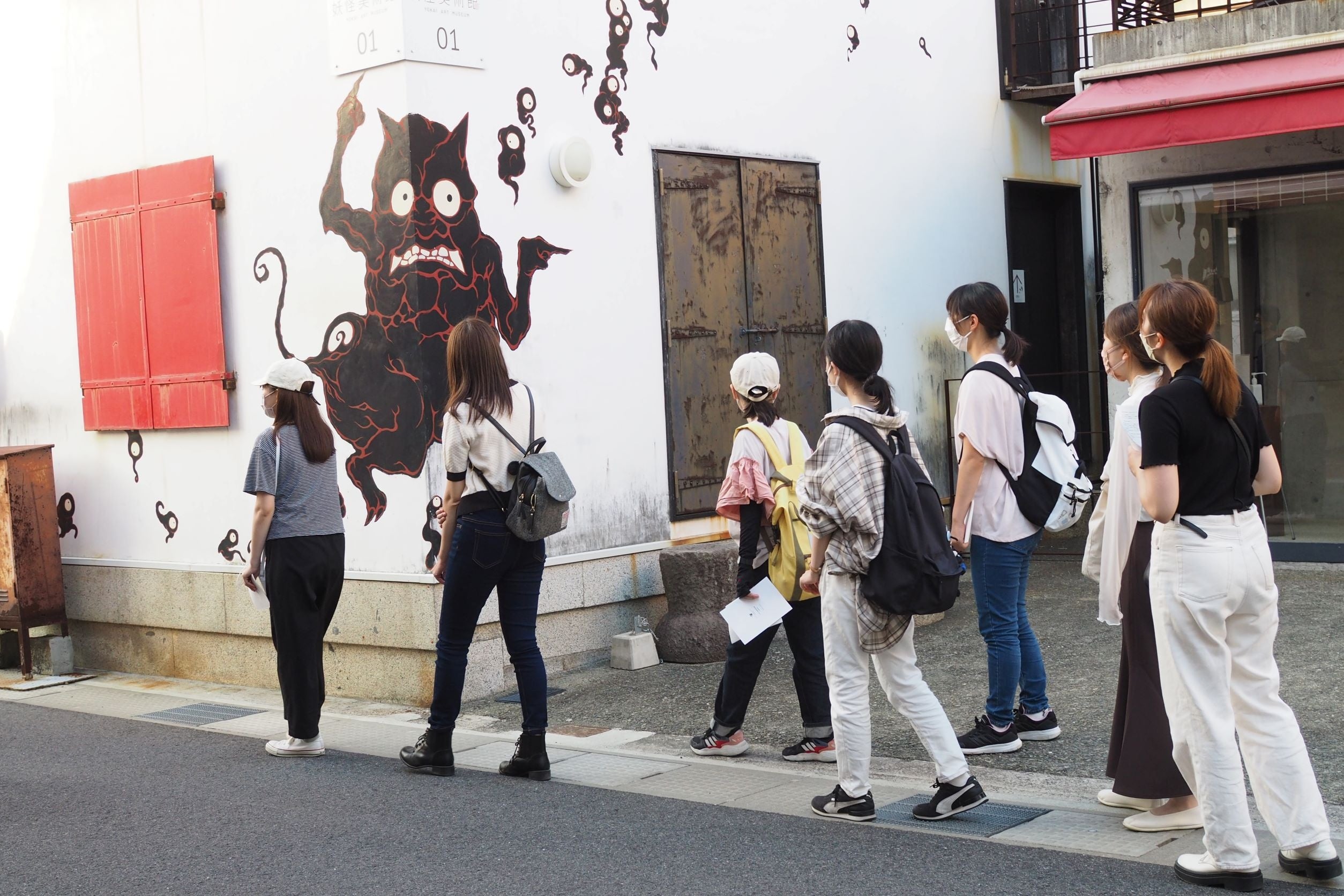 迷路のまちの中を歩く