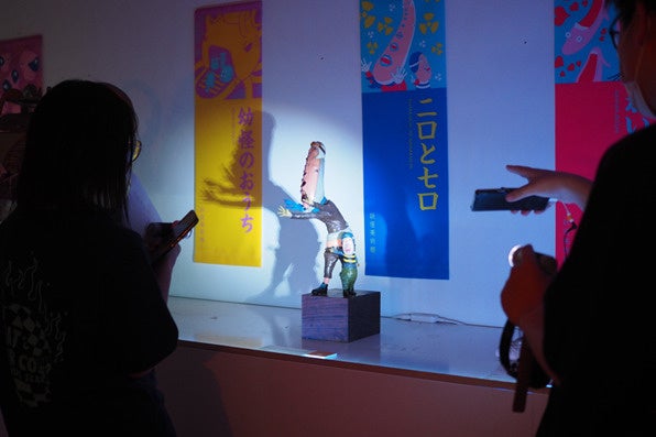 懐中電灯で照らしながら妖怪を探す