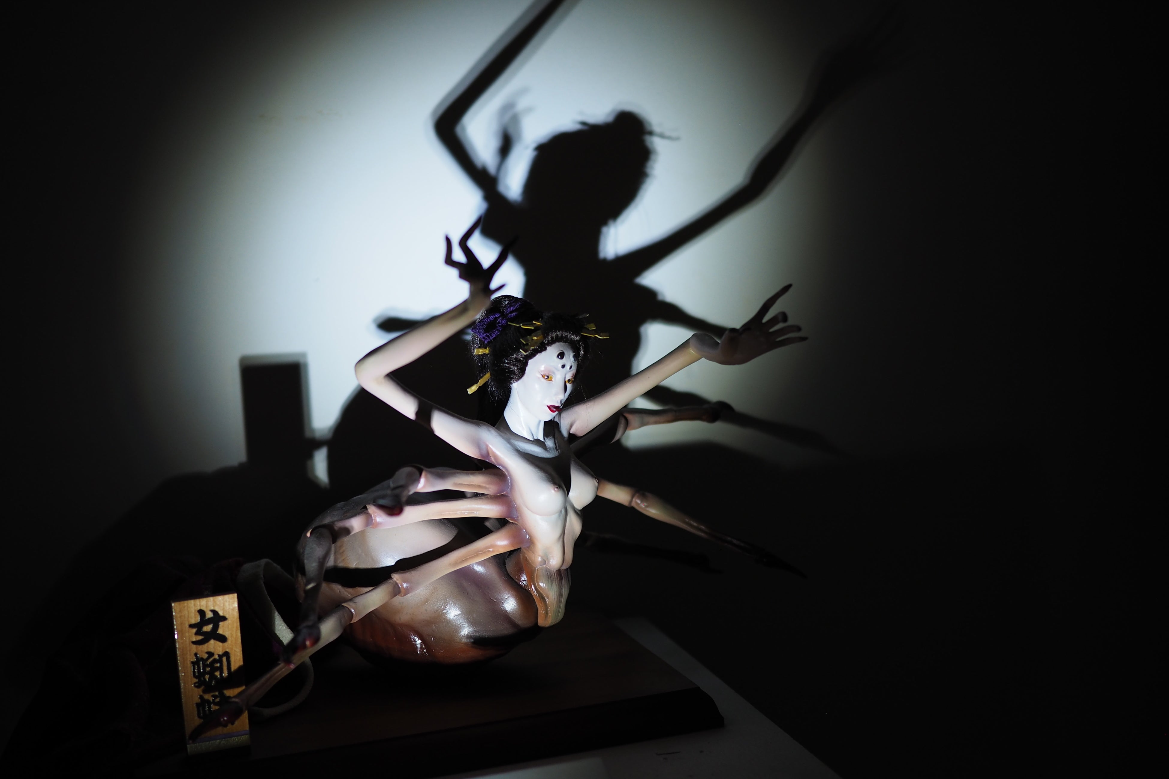 懐中電灯で照らすと妖しい影も見えてきます