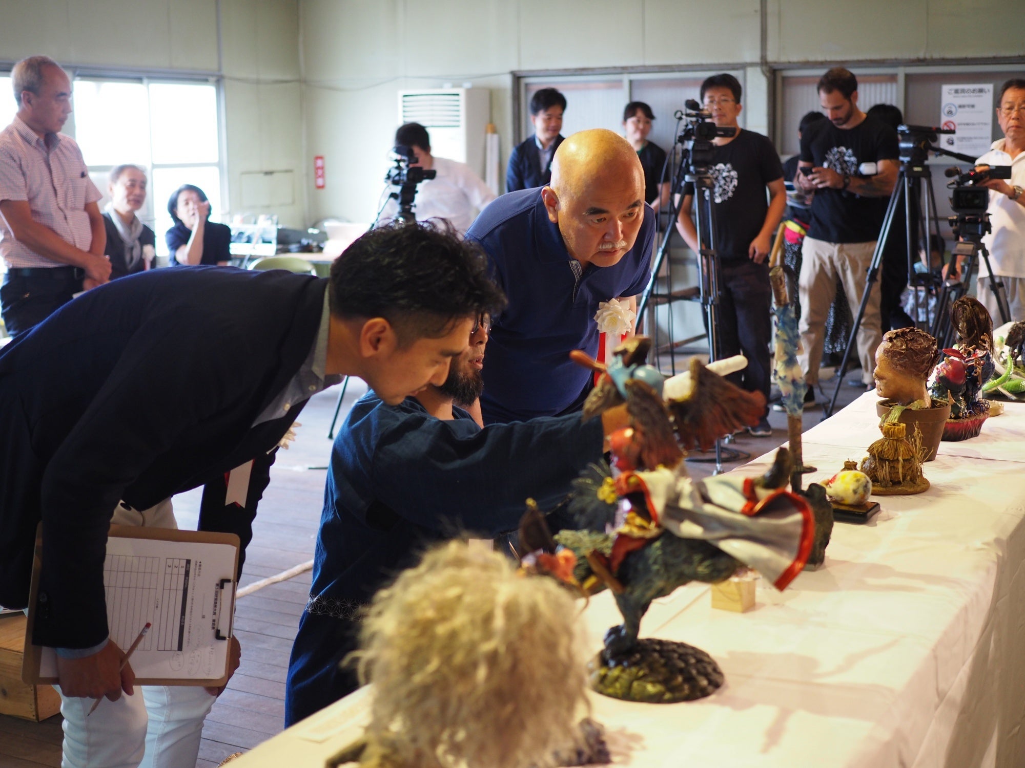 細部のこだわりまで凝視する審査員