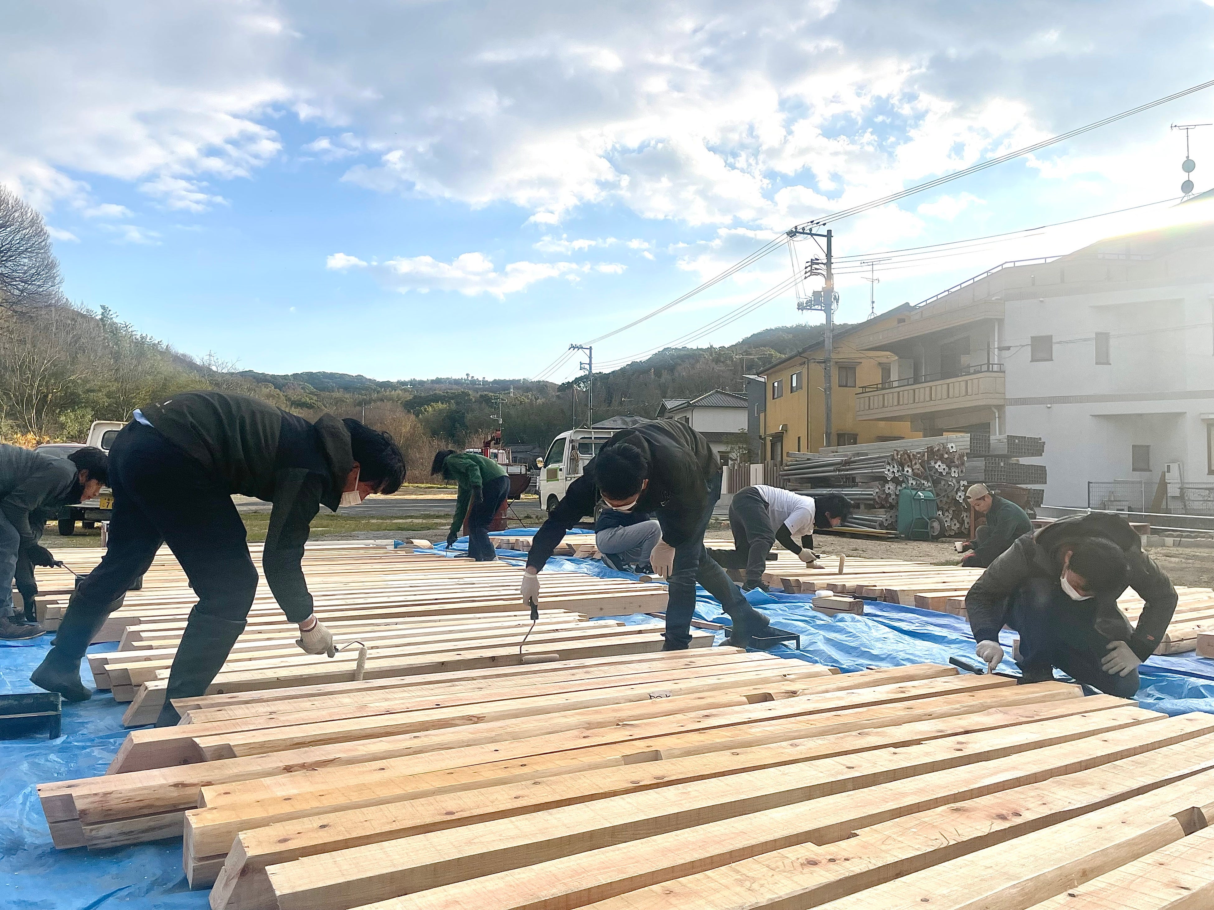 施主が木材を塗装