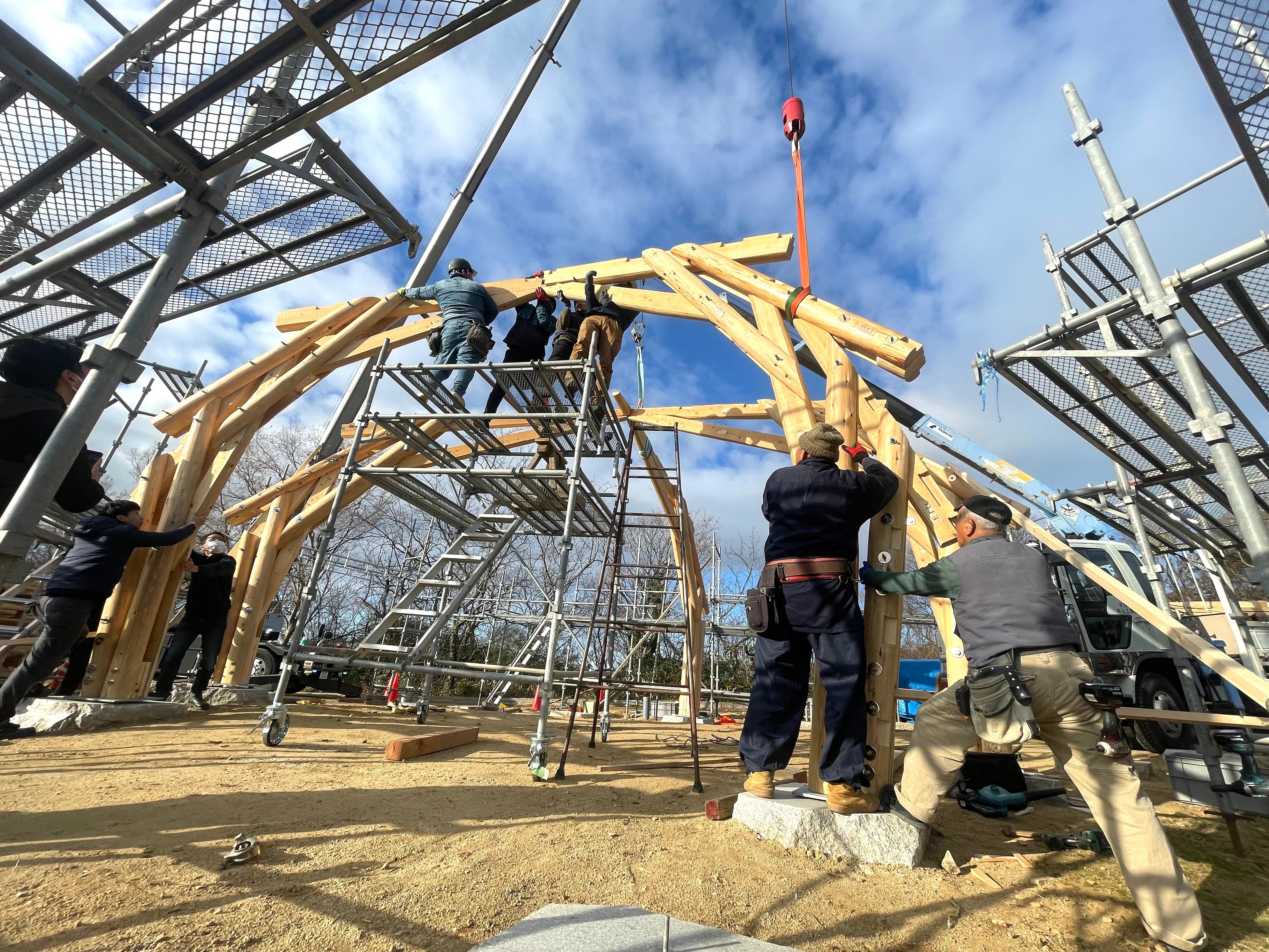 施主、建築士、島内の工務店と共同作業