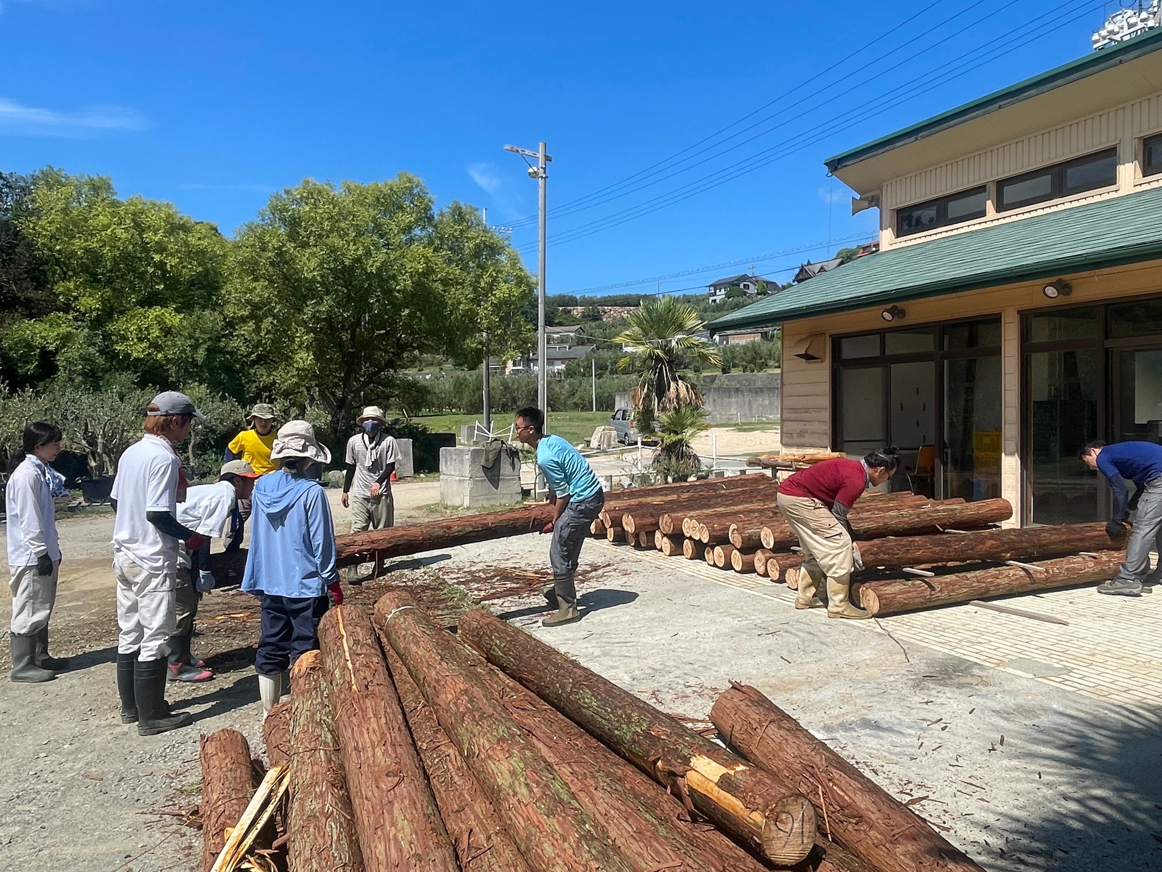 施主が木材を運び入れ皮剥ぎ