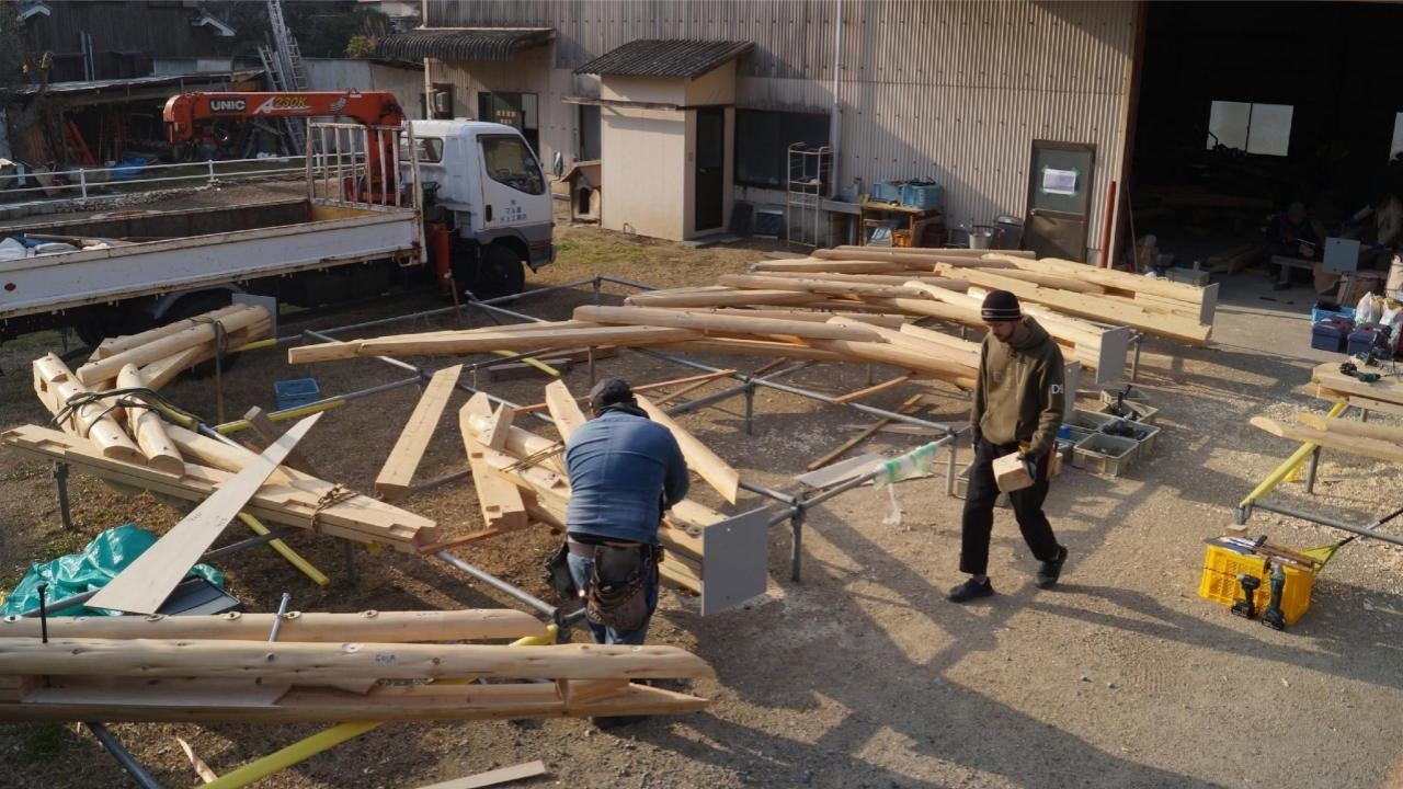 部材の組み立て　撮影：VUILD