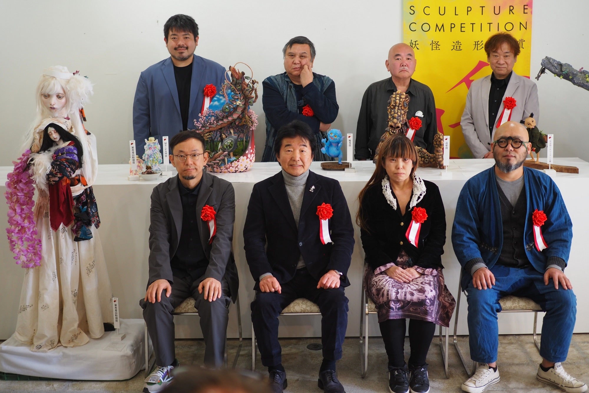 入賞作品と審査員（写真｜前列左から　柳澤大輔氏・北原照久氏・清水真理氏・柳生忠平｜後列左から　武田充生氏・宮脇修一氏・米田武志氏・羽原信義氏）