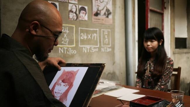 館長で妖怪画家の柳生忠平が妖怪風似顔絵を描きます