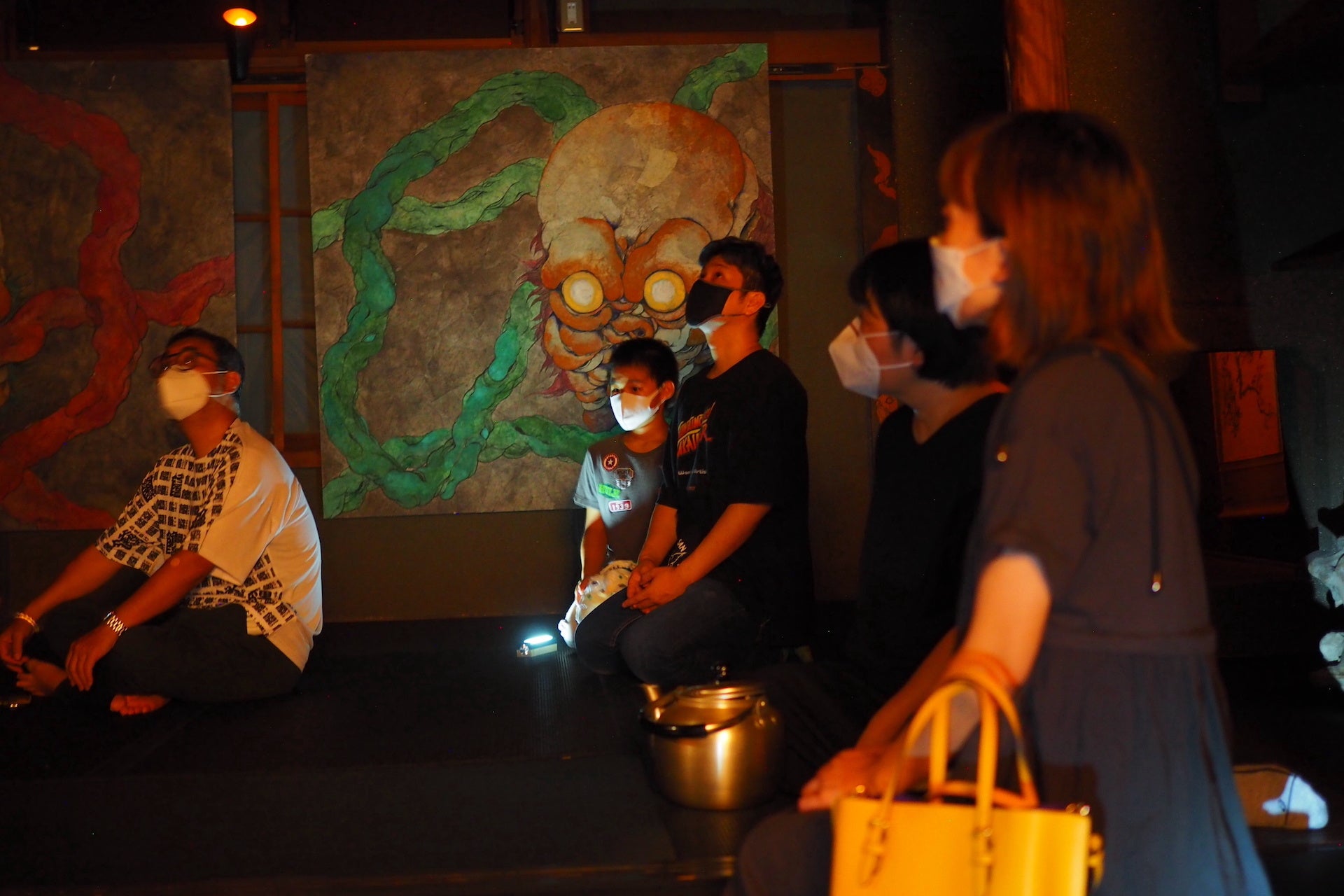 参加者の皆さんにも怖い話や不思議な話をしていただきます。