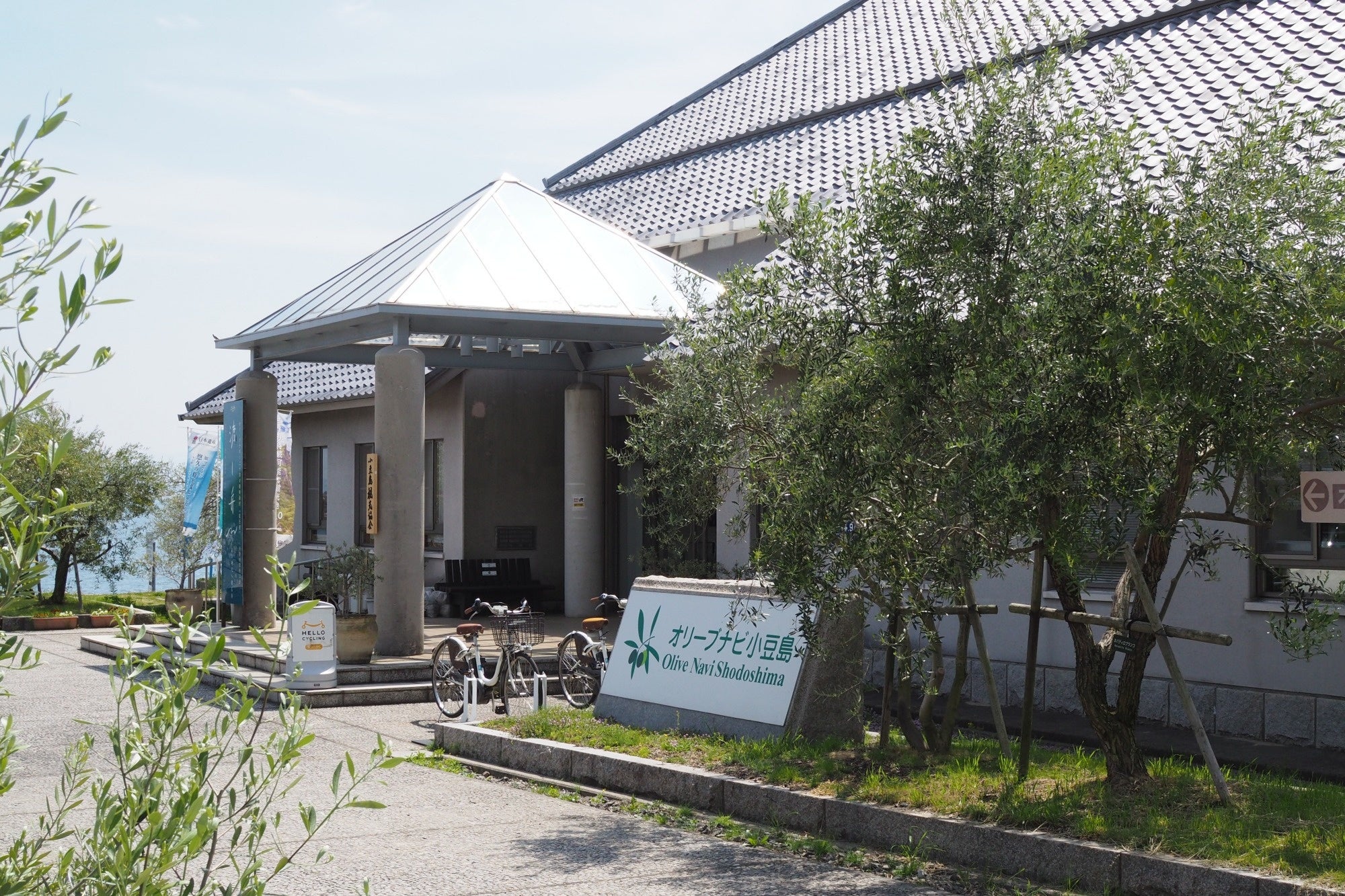 ポスターの寄贈式を行うオリーブナビ小豆島。2階のギャラリーで特別展を開催します。