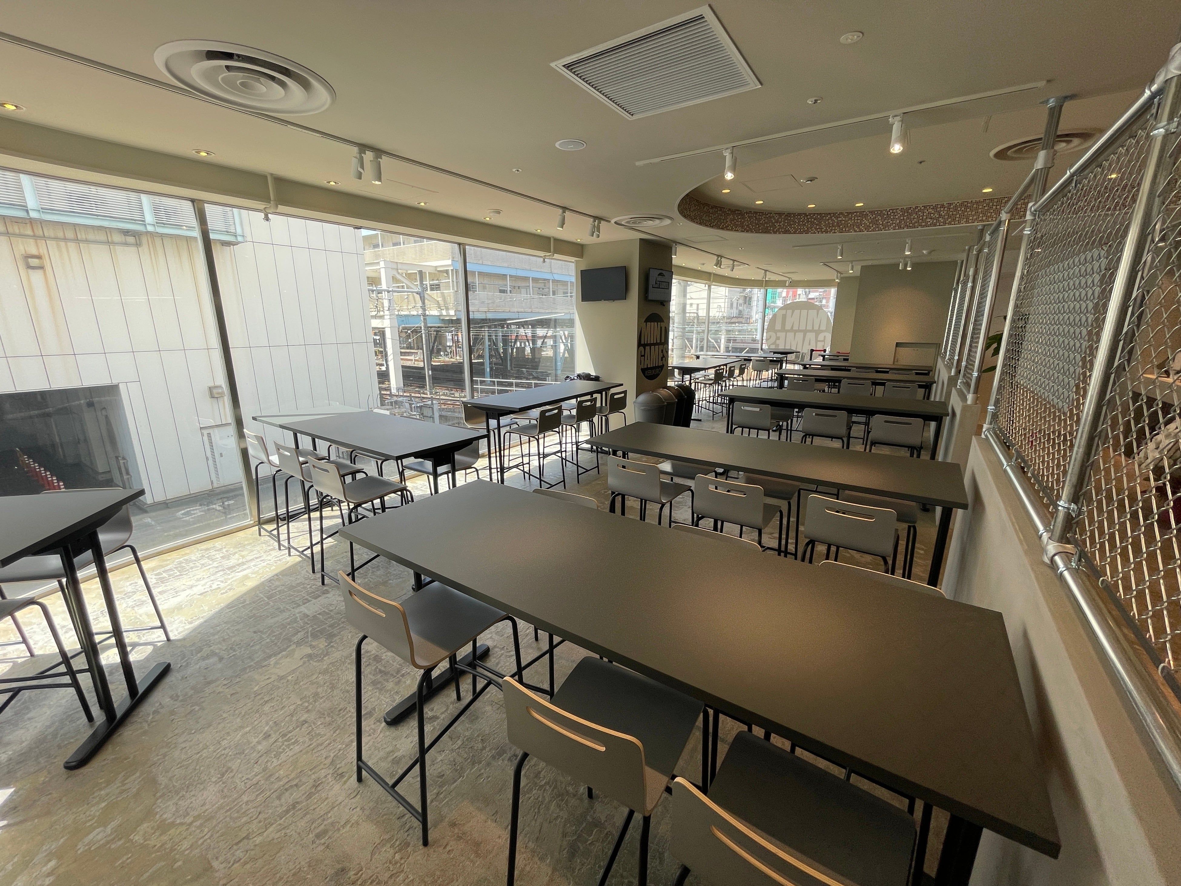 「公園」をイメージした全64席の広々としたプレイスペース