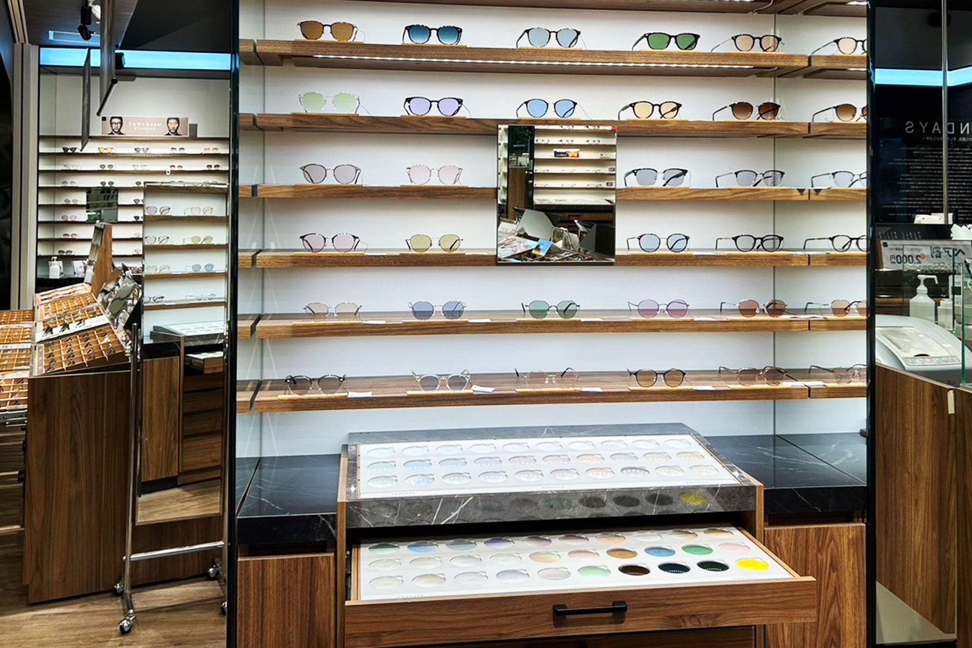 OWNDAYSカラーレンズ メガネ 展示イメージ