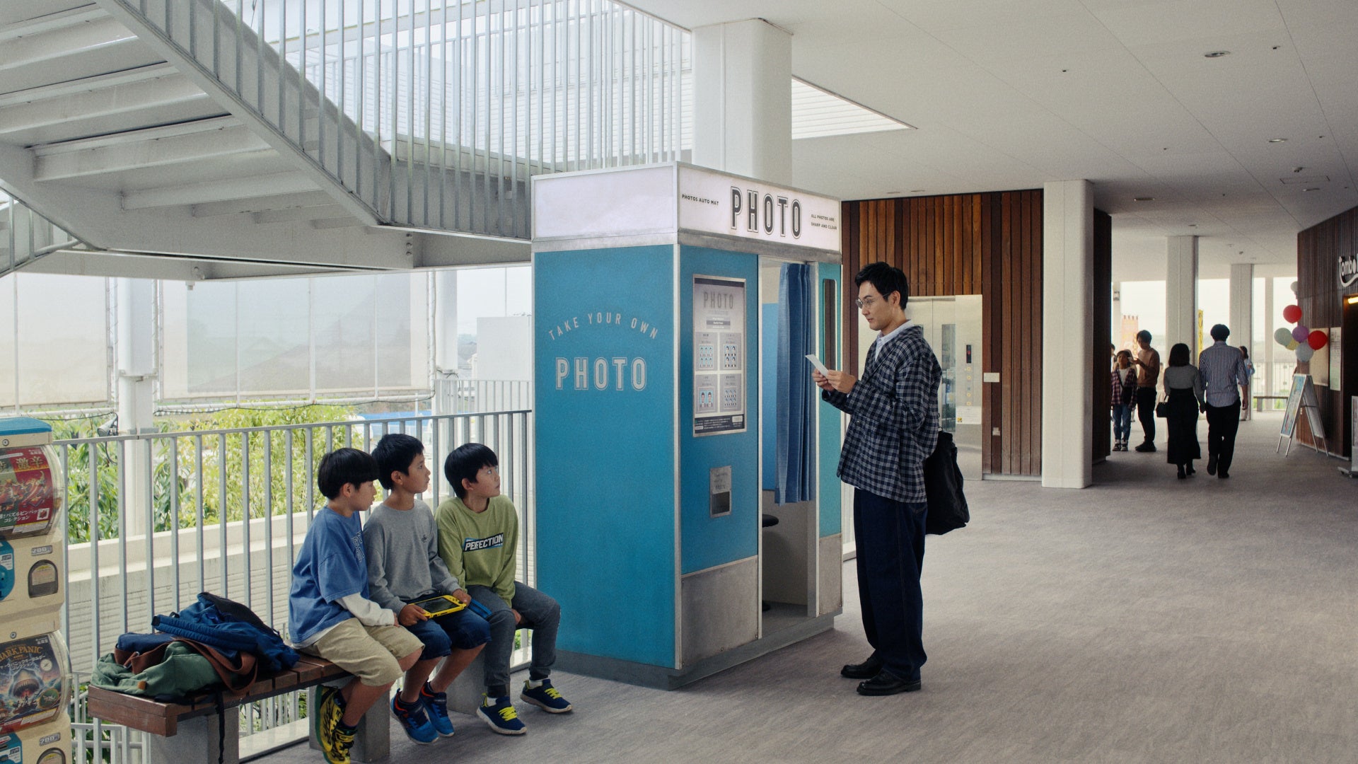 思わず漏れた心の声を子共達に聞かれるシーン_「証明写真」篇