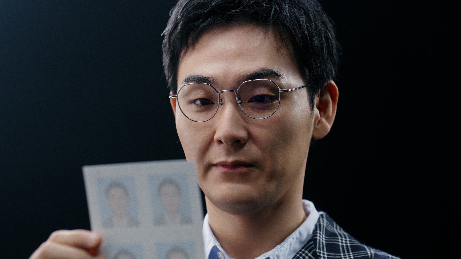 撮り直して満足げなシーン_「証明写真」篇