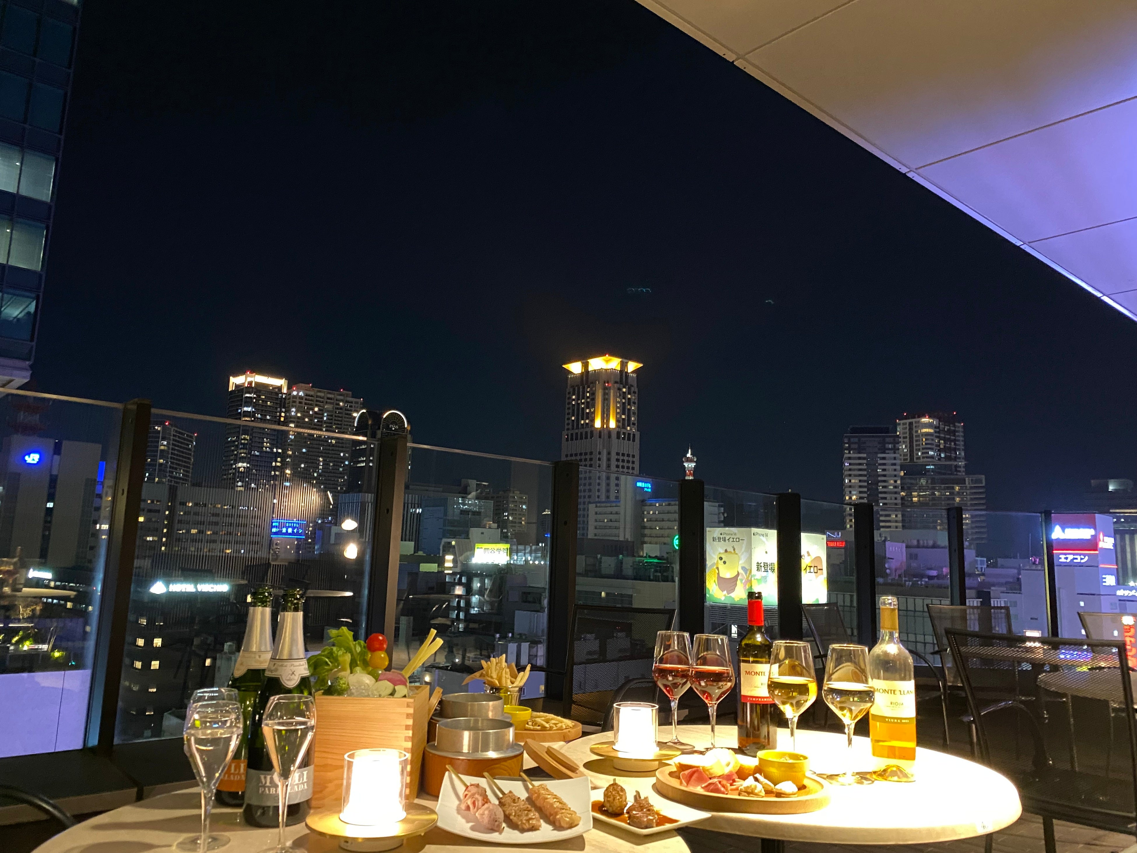 天髙で吹き抜ける風も心地よく昼・夜ともにテラス席でビアガーデン風のパーティーや会合をお楽しみいただけます。