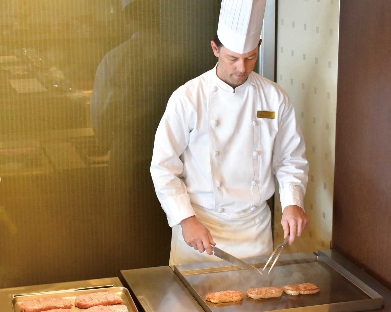 シェフが目の前で焼く「焼きたてステーキ」（牛脂注入加工肉）