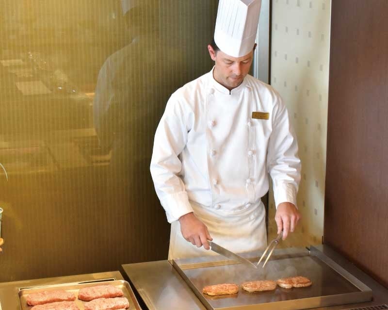 〈土日祝限定〉シェフズキッチン 焼きたて牛ステーキ