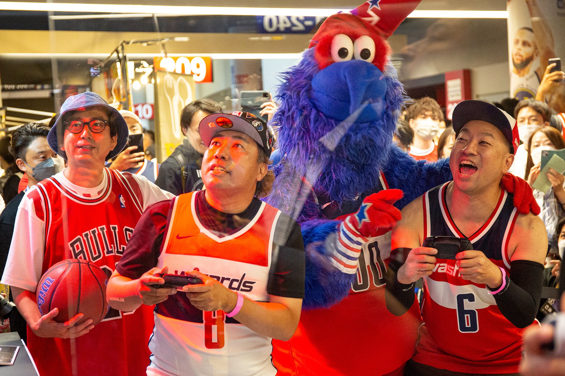 「NBA Japan Games 2022 presented by Rakuten and Nissan」「NBA 2K」ブースにレジェンド選手ティム・ハーダウェイ氏が登場!