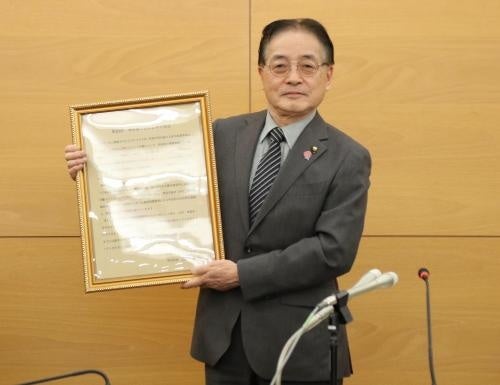 宣言文を掲げる町田市長