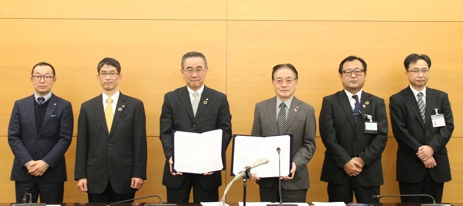 左から、東急株式会社ビル運用事業部　事業推進グループ　山室幸司担当部長、経営企画室 サステナブル経営戦略グループ　山成敏彰統括部長、堀江正博常務執行役員、町田市長　石阪丈一、町田市環境資源部長　野田好章、町田市都市整備担当部長　平本一徳