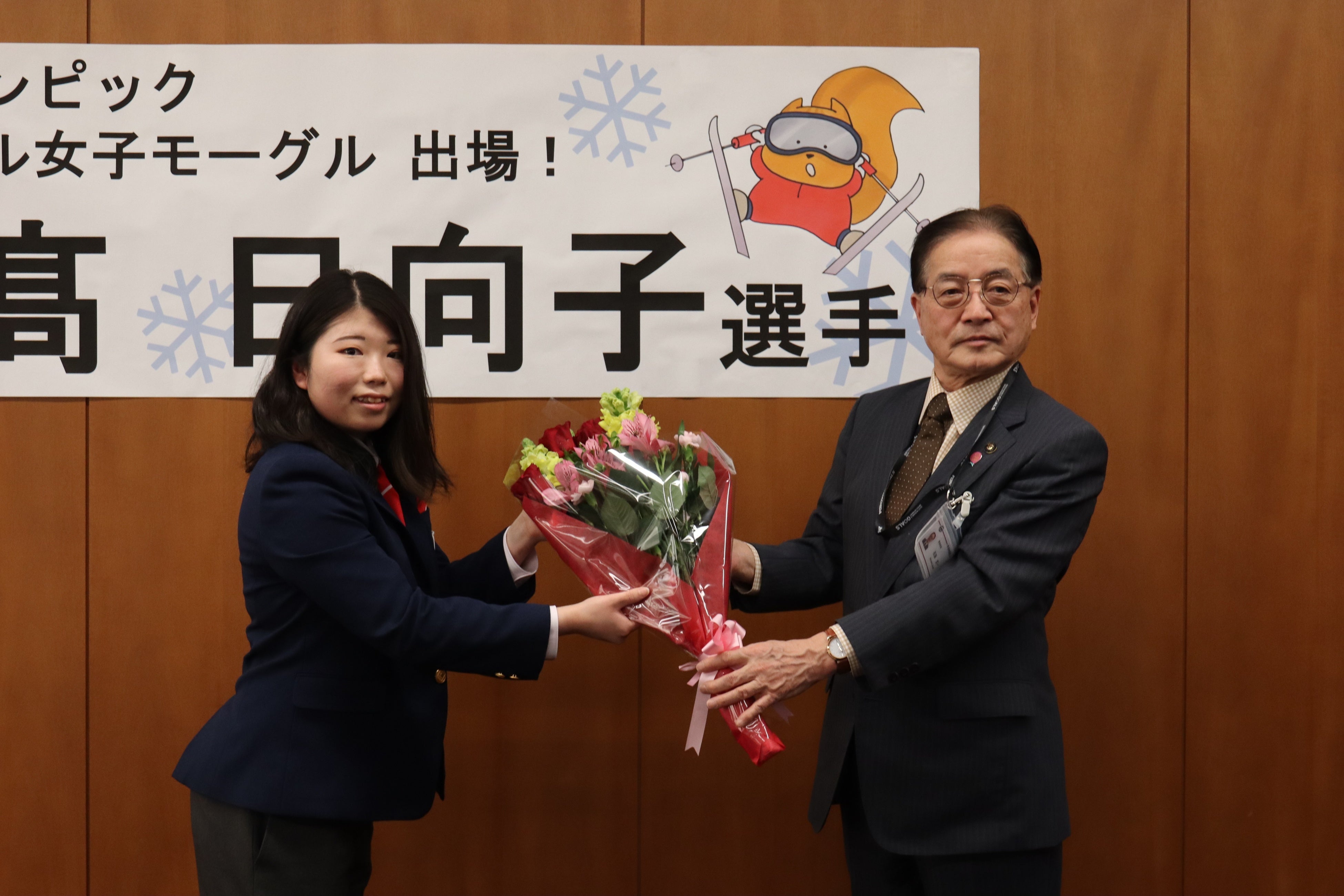 花束を受け取る冨高選手