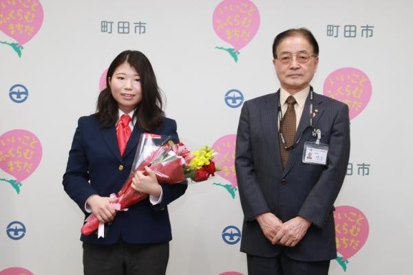 左から冨高選手、町田市長