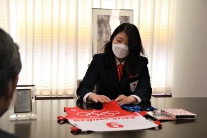  試合で着用したビブスについて話す冨高選手