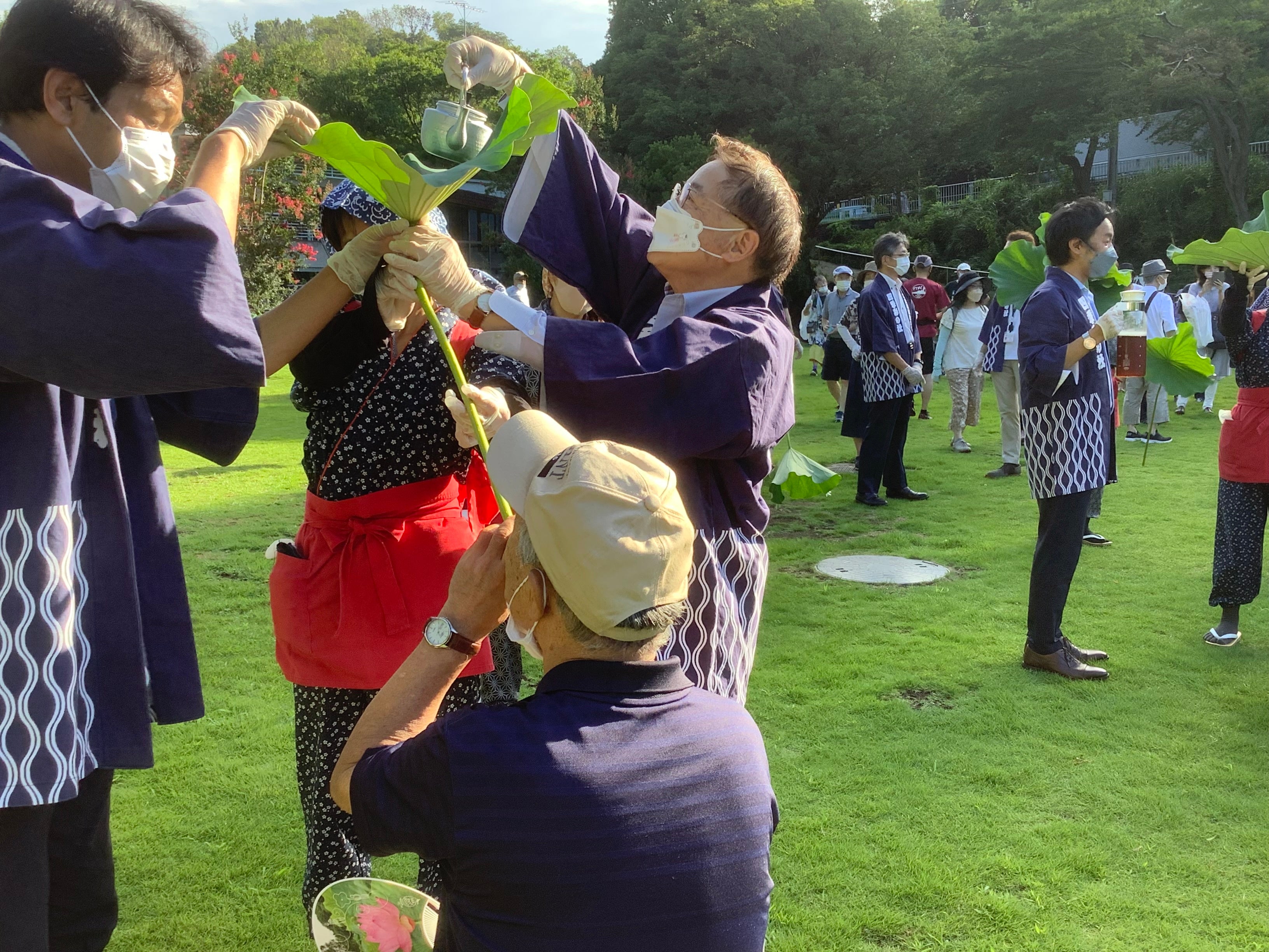 荷葉酒・荷葉茶でのおもてなしの様子