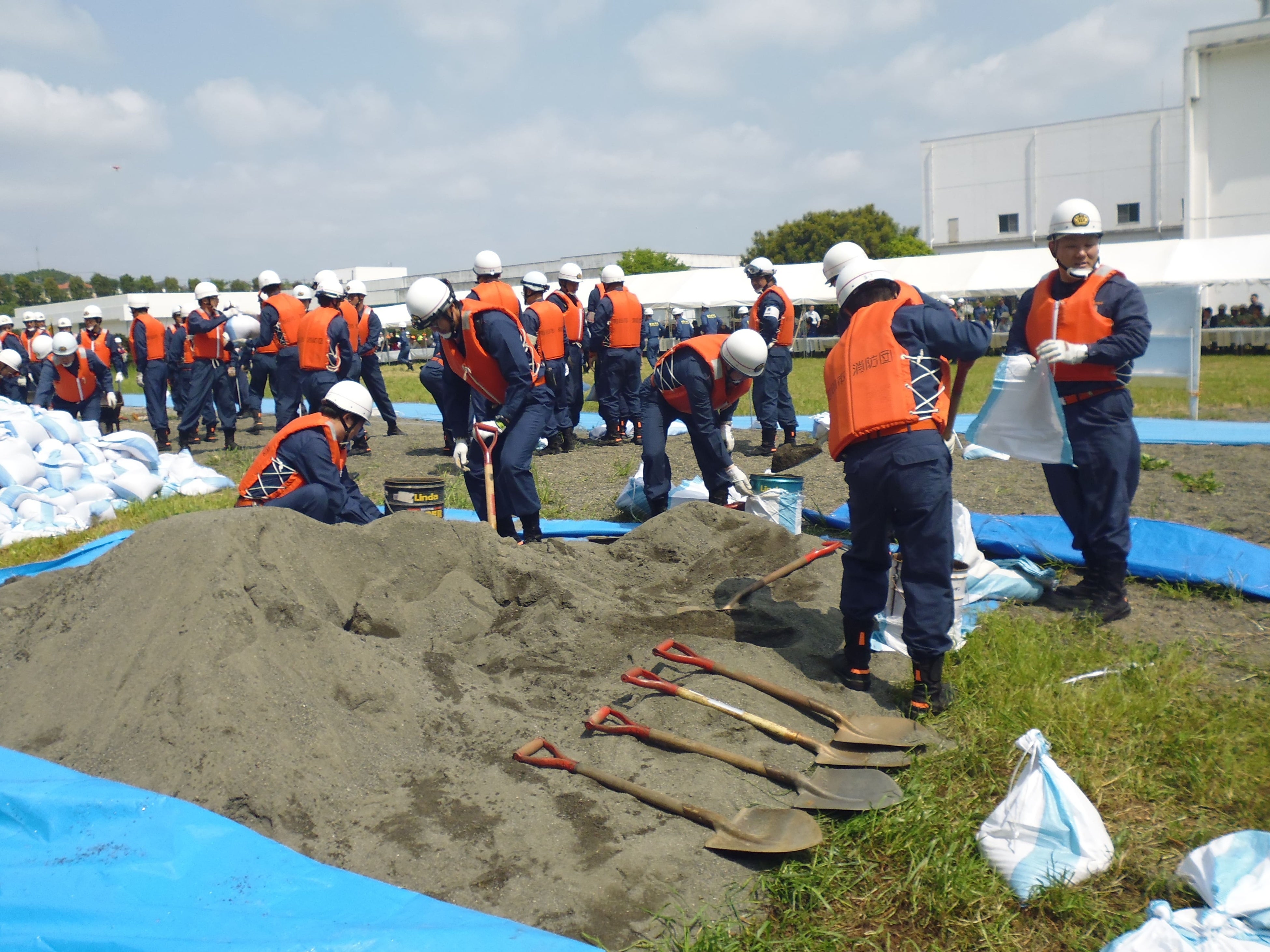 土のう作成を行う消防団員の様子（2019年の訓練時）