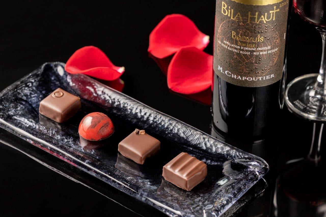 ▲世界一チョコに合う極甘口の赤ワイン「バニュルス」とボンボンショコラアソートのペアリング