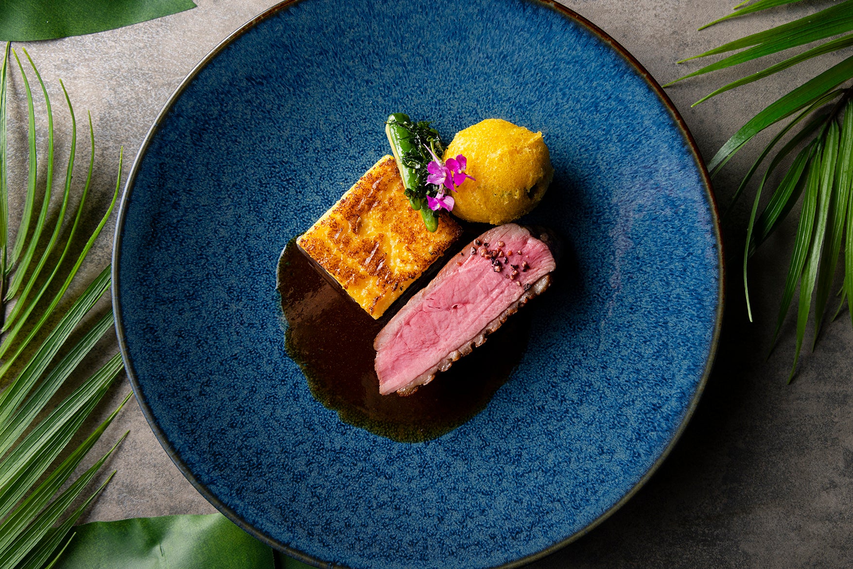 鴨胸肉のロースト ズッキーニフリット　ペコリーノポレンタ　 イチジクソース