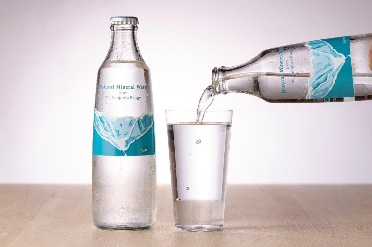 客室の水はペットボトルからガラス瓶へ